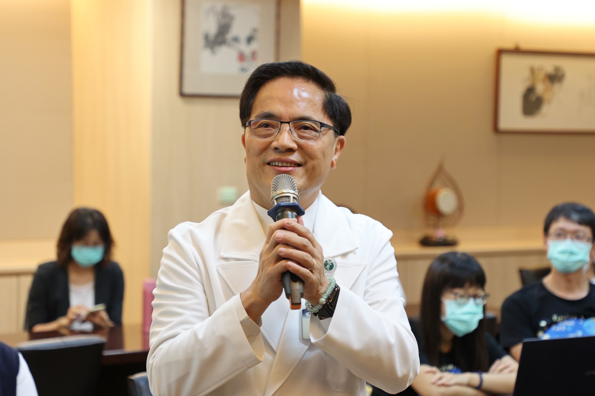 林欣榮院長表示，課程利用實境體驗口腔照護工具，以互動式擴增實境與虛擬實境模擬訓練系統，幫助臨床照護人員提供更完善的醫療與照護服務。