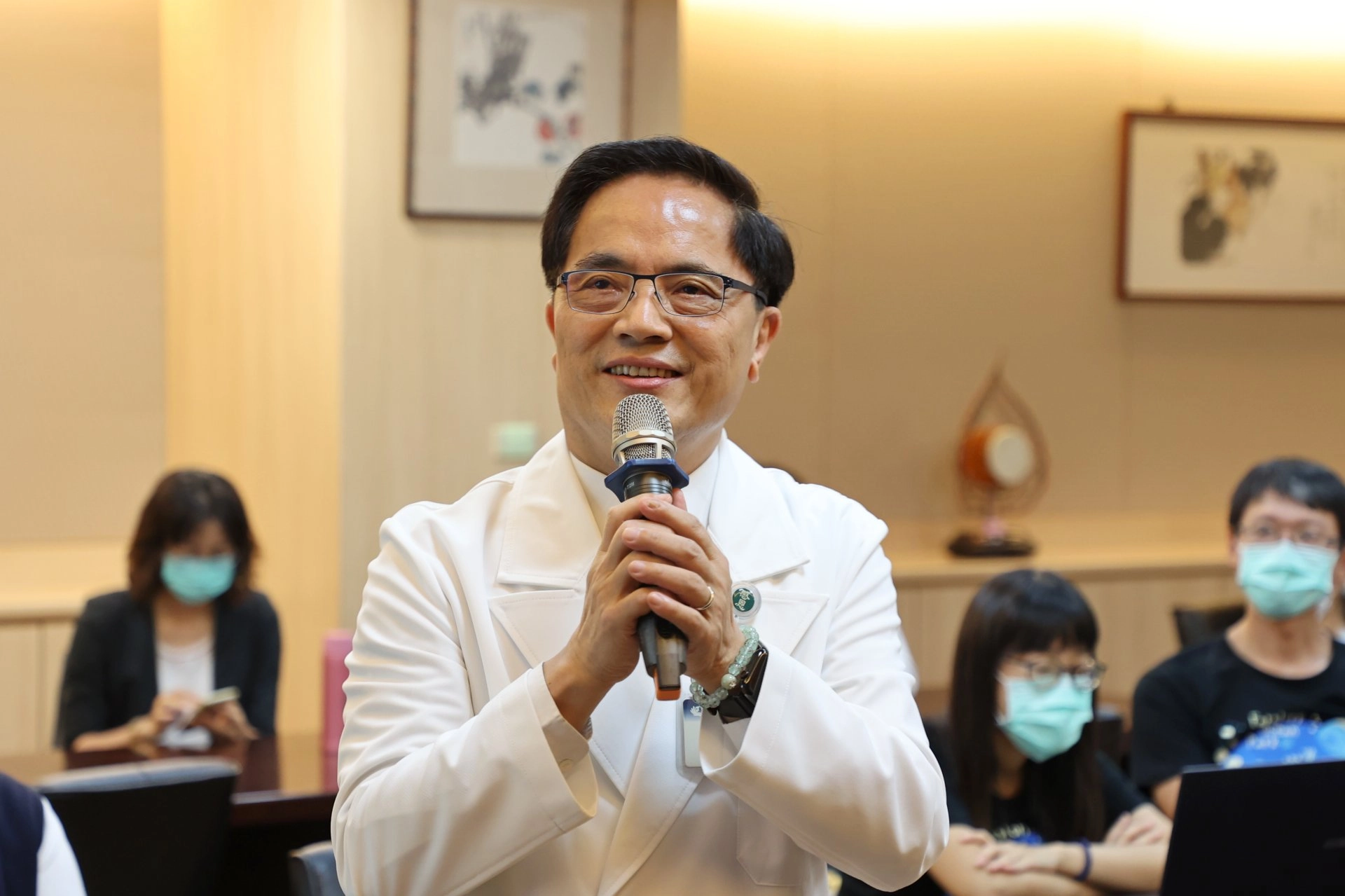 林欣榮院長表示，課程利用實境體驗口腔照護工具，以互動式擴增實境與虛擬實境模擬訓練系統，幫助臨床照護人員提供更完善的醫療與照護服務。