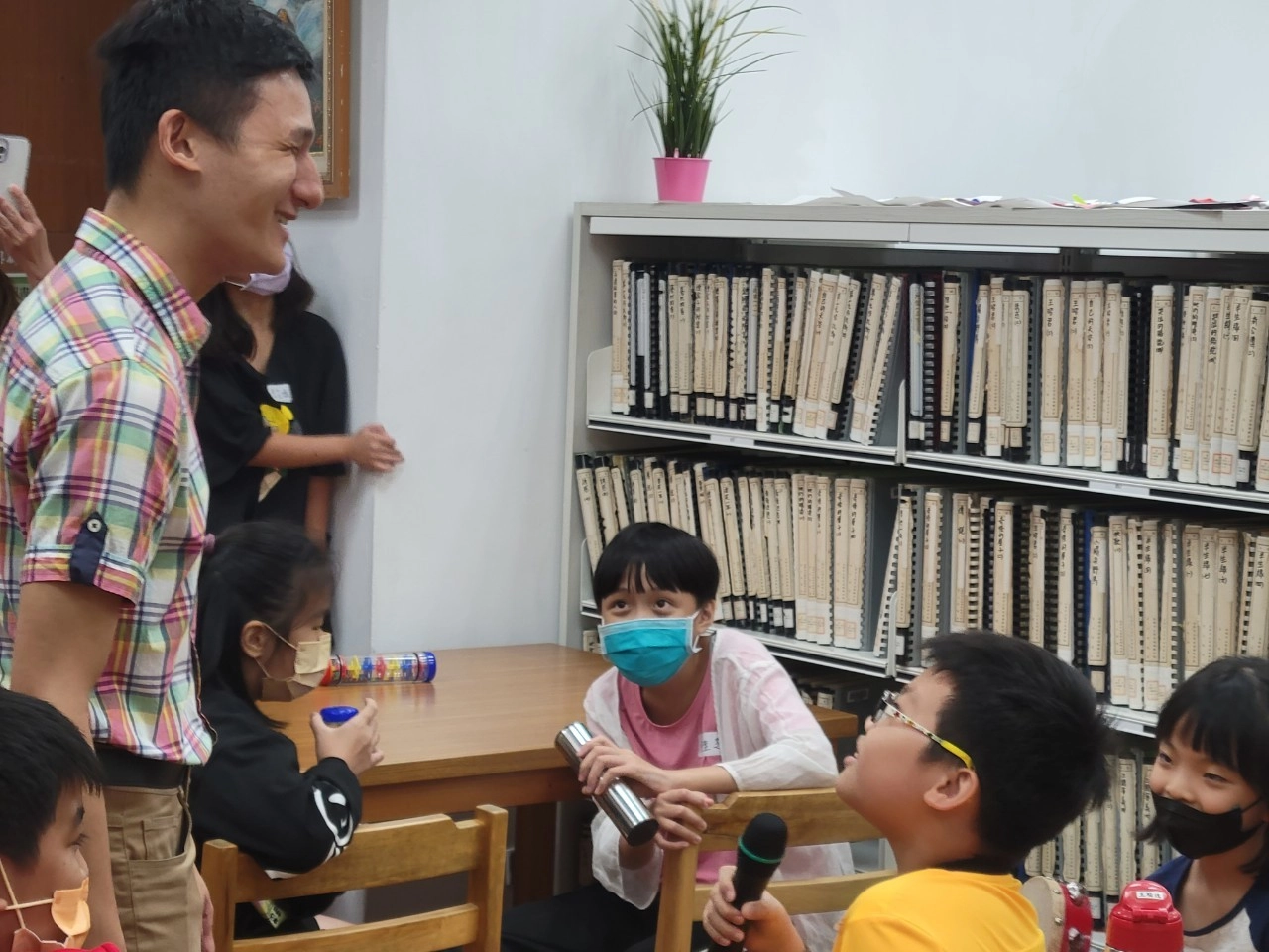 「耳朵帶我去旅行來個聲音輕旅行」講師與小朋友開心互動中，