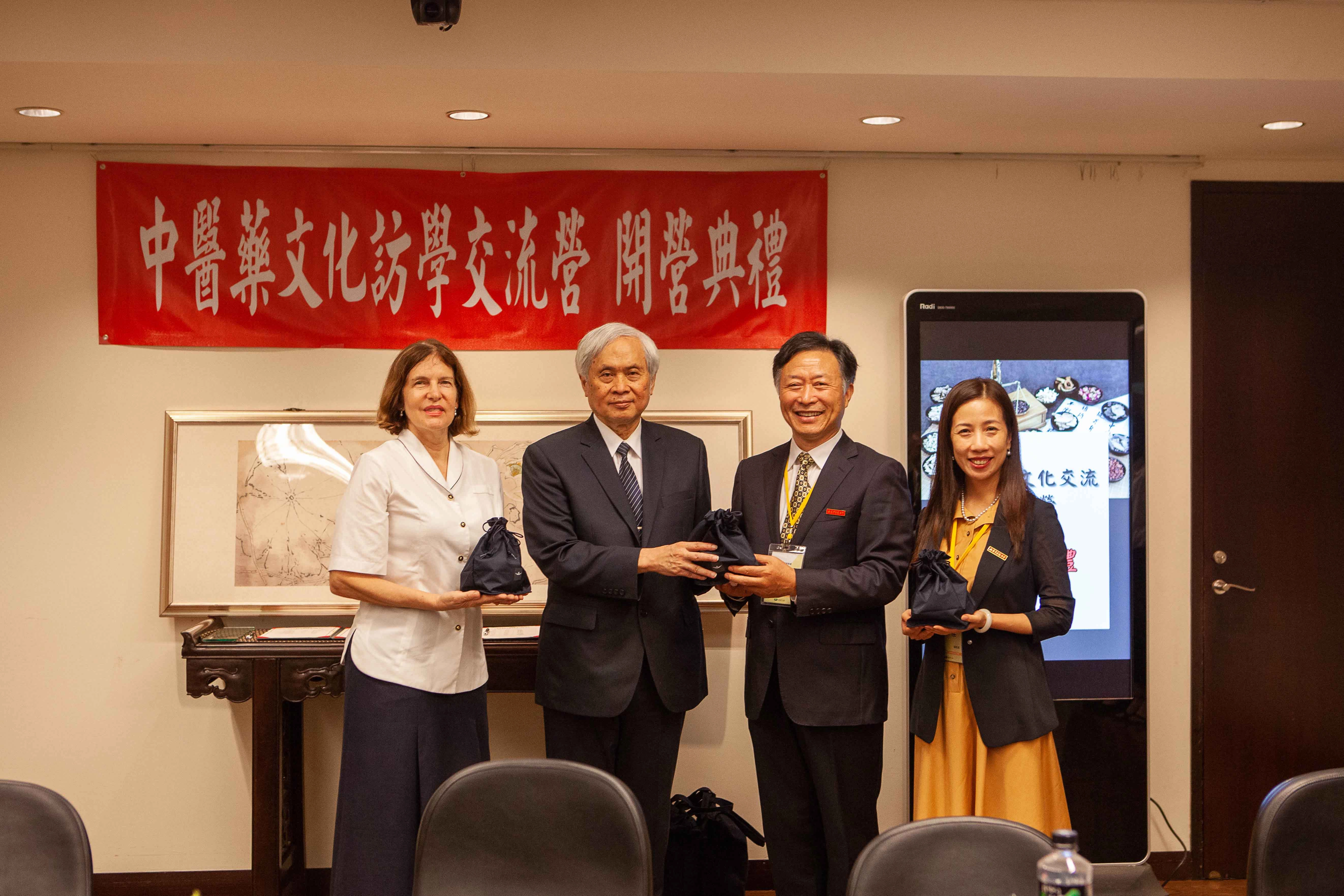 「環保餐具」是學校貼心為南京中醫藥大學師生準備了小禮物，也讓他們感受到環保真的要從自身做起。