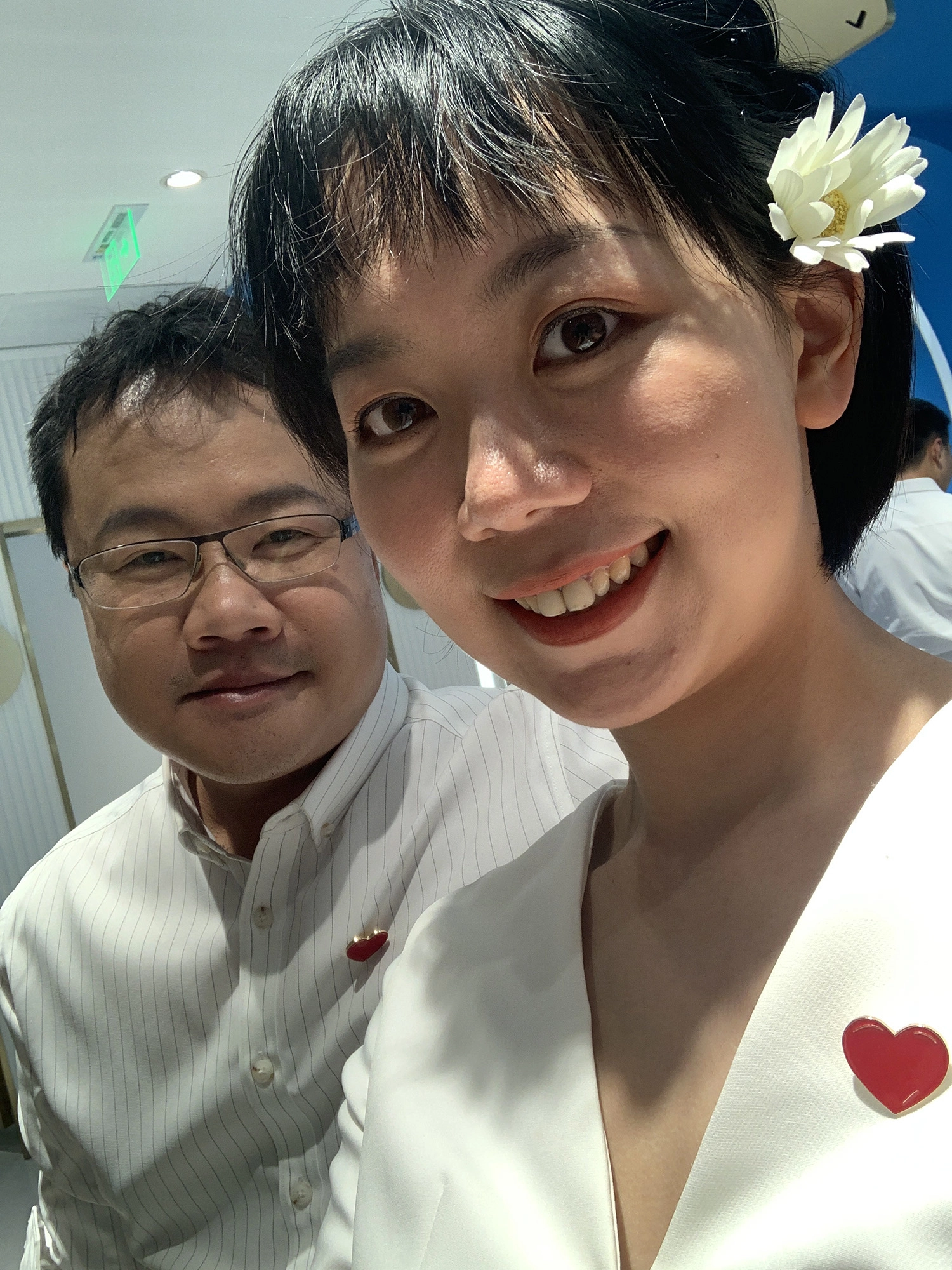 小鑫與先生在上海民政局結婚登記的照片。