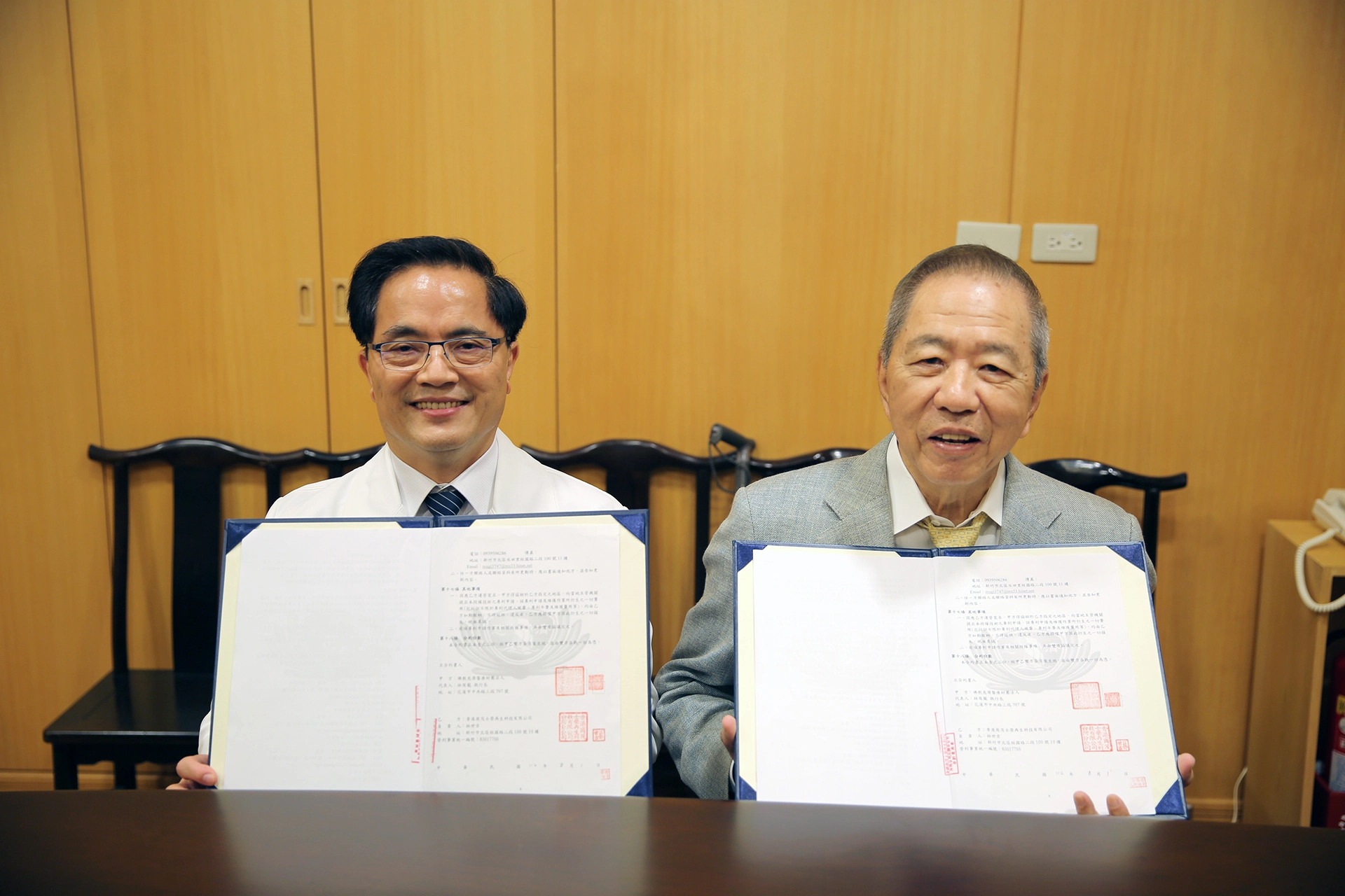 花蓮慈院院長林欣榮與香港商茂士榮再生科技董事長蔣行，代表雙方簽屬幹細胞專技及技術合作約定。