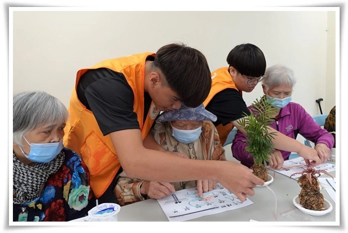 羅浮高中生細心地教阿嬤們如何編織中國繩