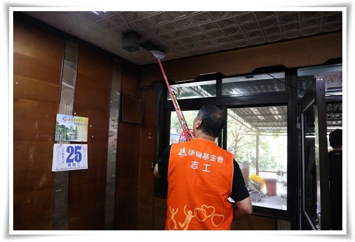 志工協助阿嬤清除天花板的灰塵，給予阿嬤煥然一新的家園