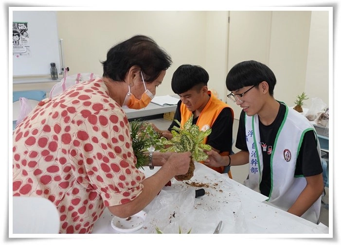 文健站阿嬤和羅浮高中生發揮永不放棄的精神合力將植栽球完成