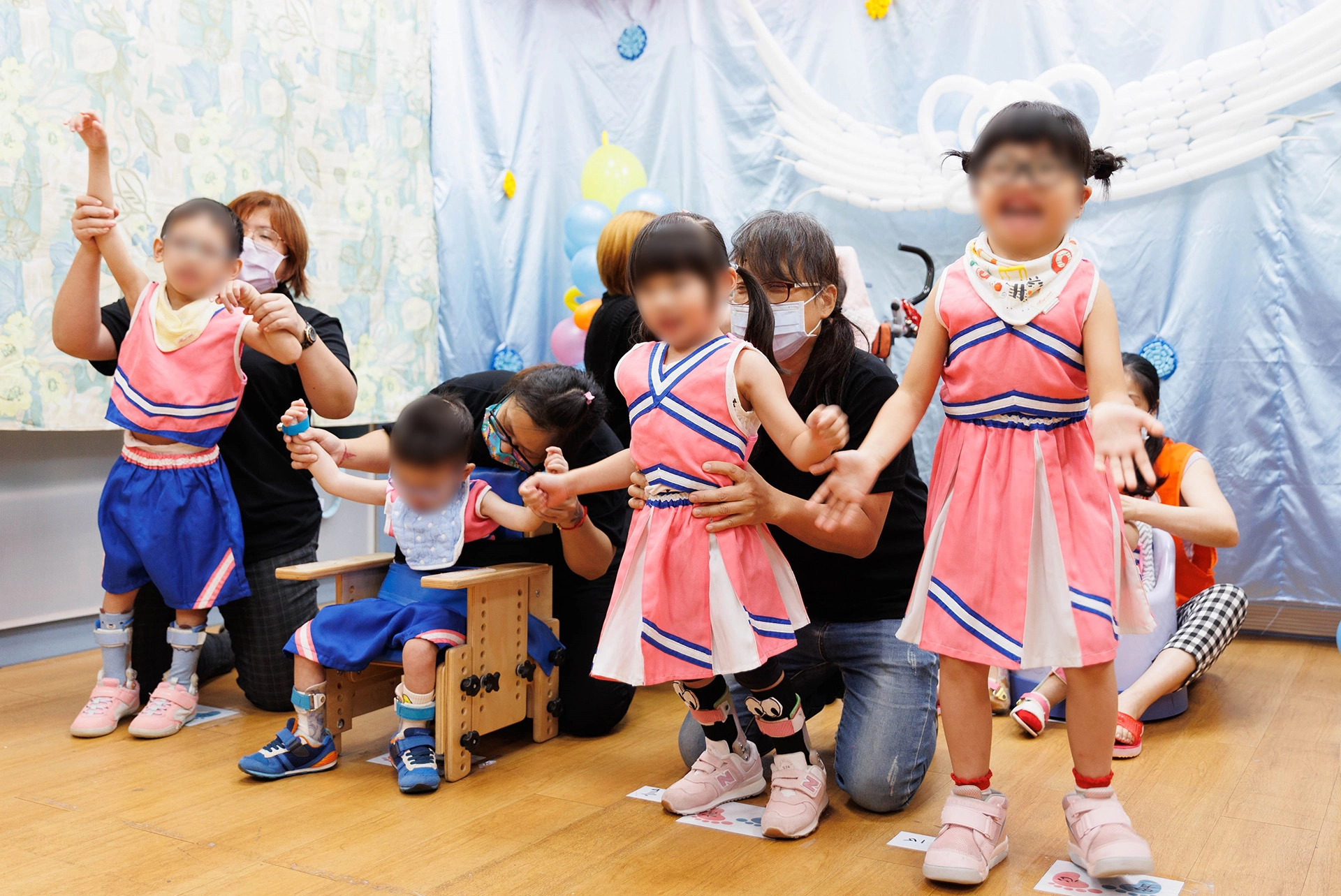 伊甸婦幼家園的慢飛天使們換上可愛的啦啦隊服，以動感的舞蹈表演展現青春活力，為畢典活動增添趣味亮點。