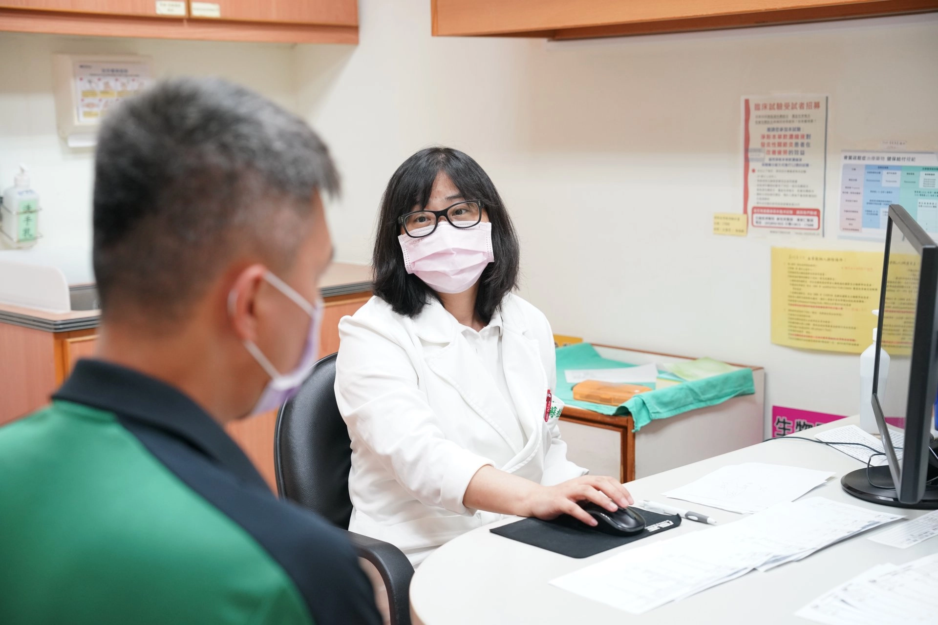 花蓮慈濟醫院風濕免疫科主任蘇桂英指出，病人到院血壓明顯偏低，一度休克失去意識，跨團隊合作，才讓病人及早正確治療。