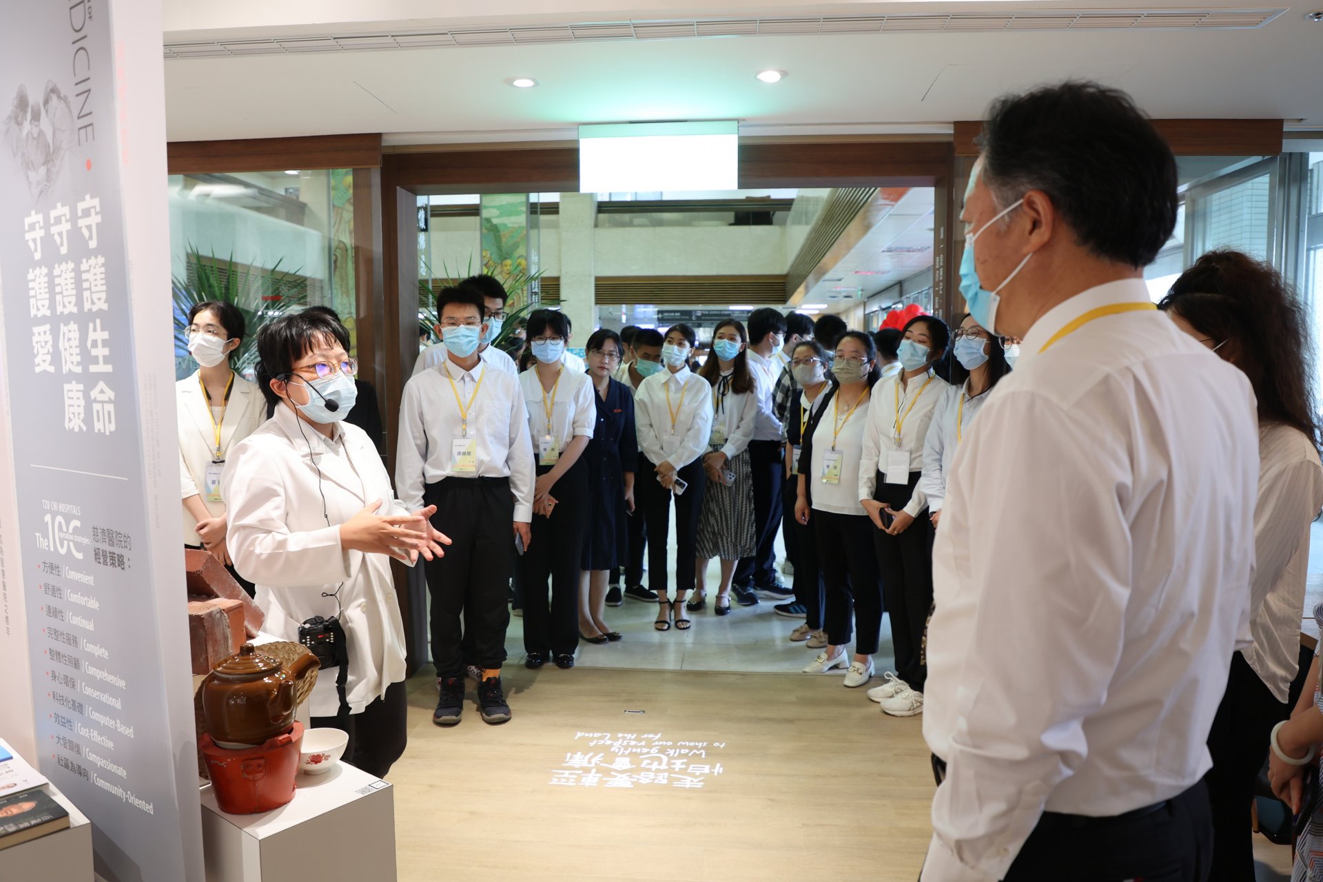 中醫師張簡媜鶧導覽大愛醫療溯源館,了解花蓮慈院的啟業,不僅是證嚴法師的悲願,也是累積無數人的愛與善,以及醫護、醫技、行政同仁的投入,才有今日的規模。