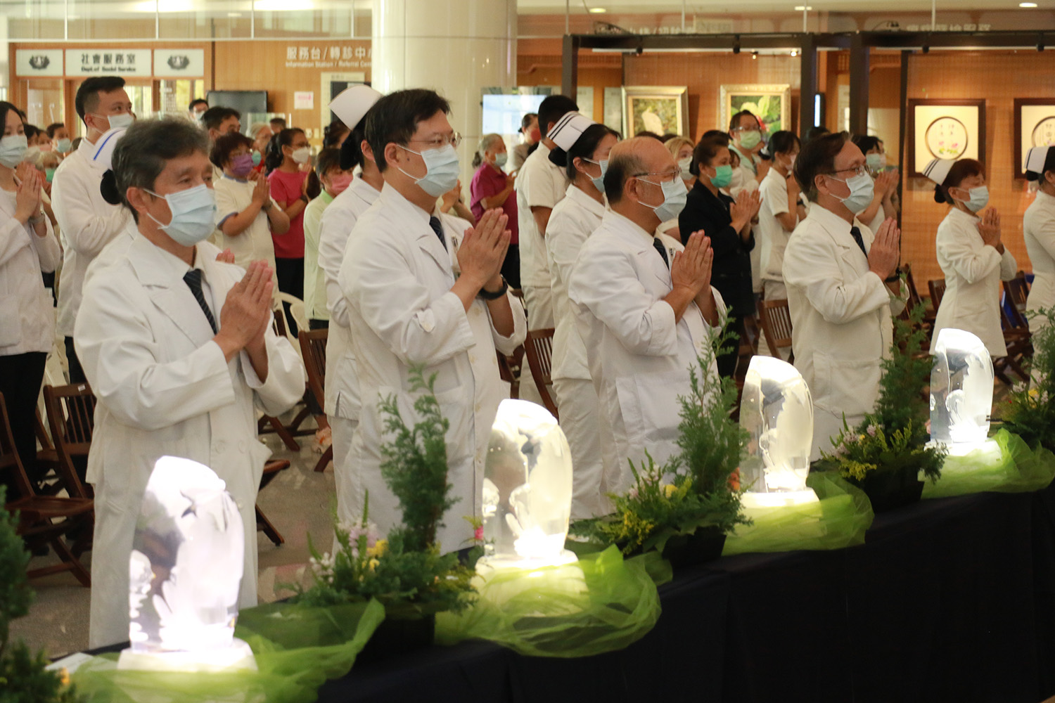 醫護人員獻供燈、花、果,禮敬諸佛,醫療行政團隊戒慎虔誠祈福。