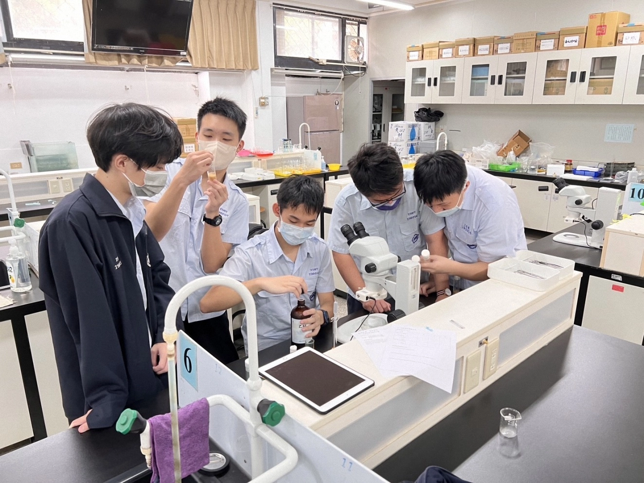 師大附中學生生物實驗教室運用顯微鏡。