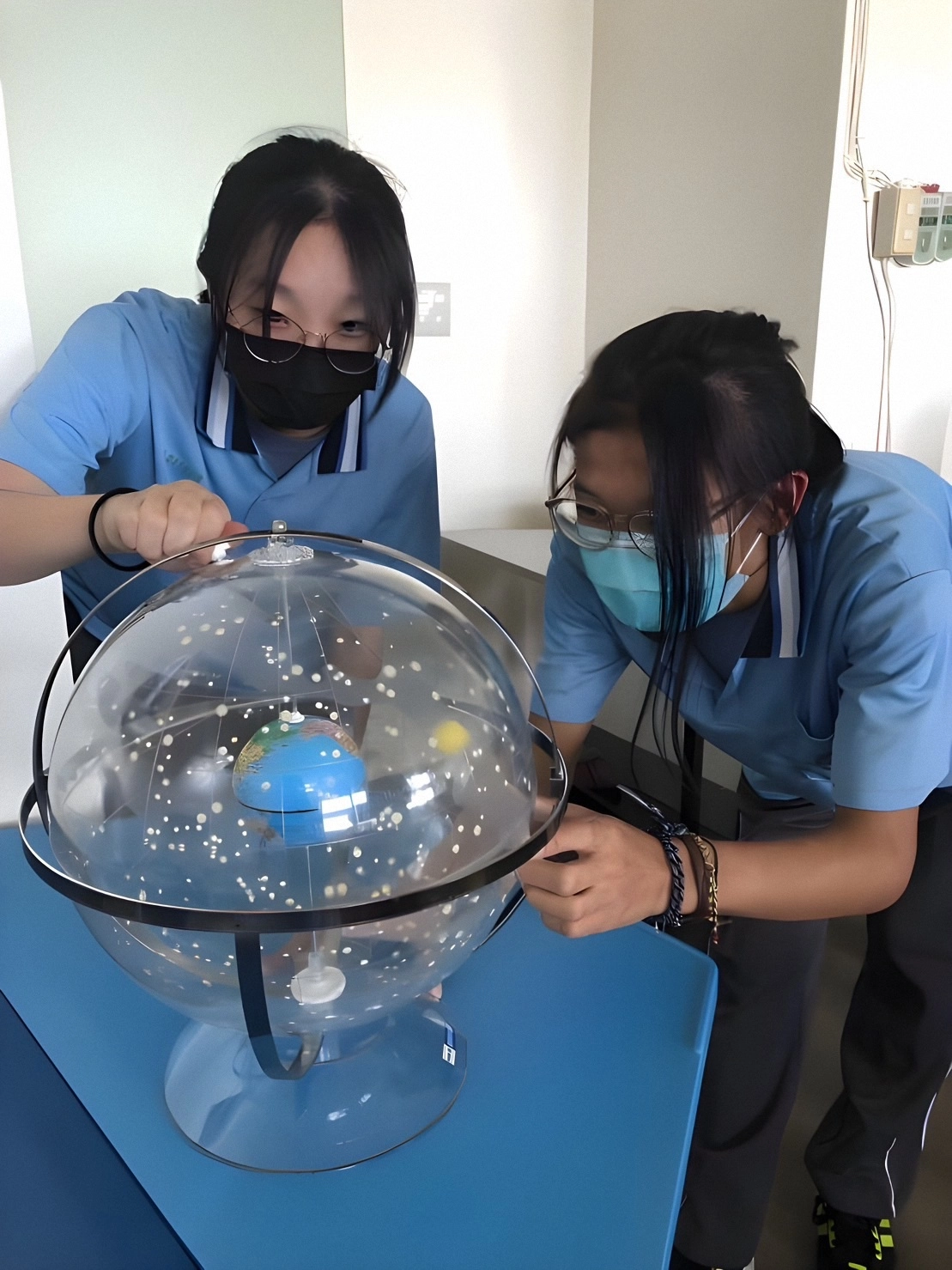 海大附中學生運用天球儀觀察行星、恆星。