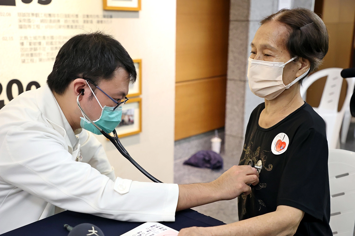 心臟內科醫師為民眾「聽心音，找心病」。