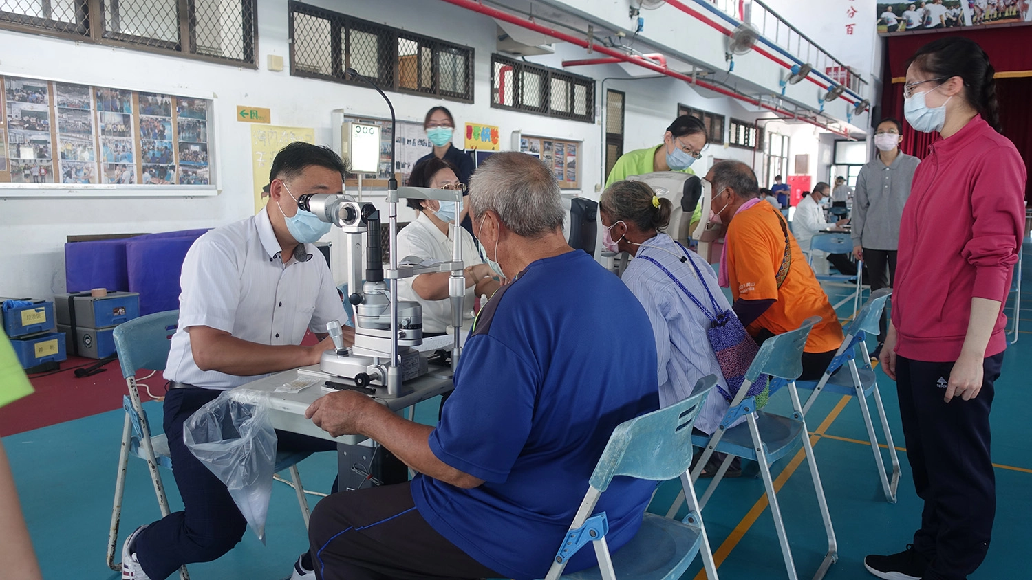 東區慈濟人醫會8月26日在國立成功商業水產職業學校舉辦義診活動，圖為眼科。(圖為慈濟基金會提供)