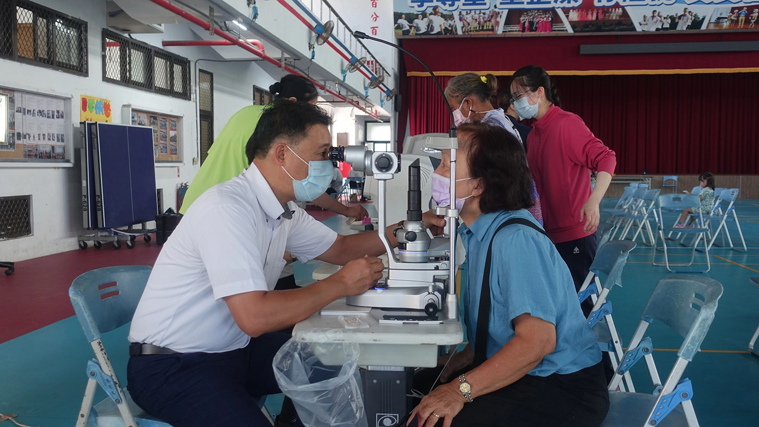 東區慈濟人醫會8月26日在國立成功商業水產職業學校舉辦義診活動，圖為眼科。(圖為慈濟基金會提供)