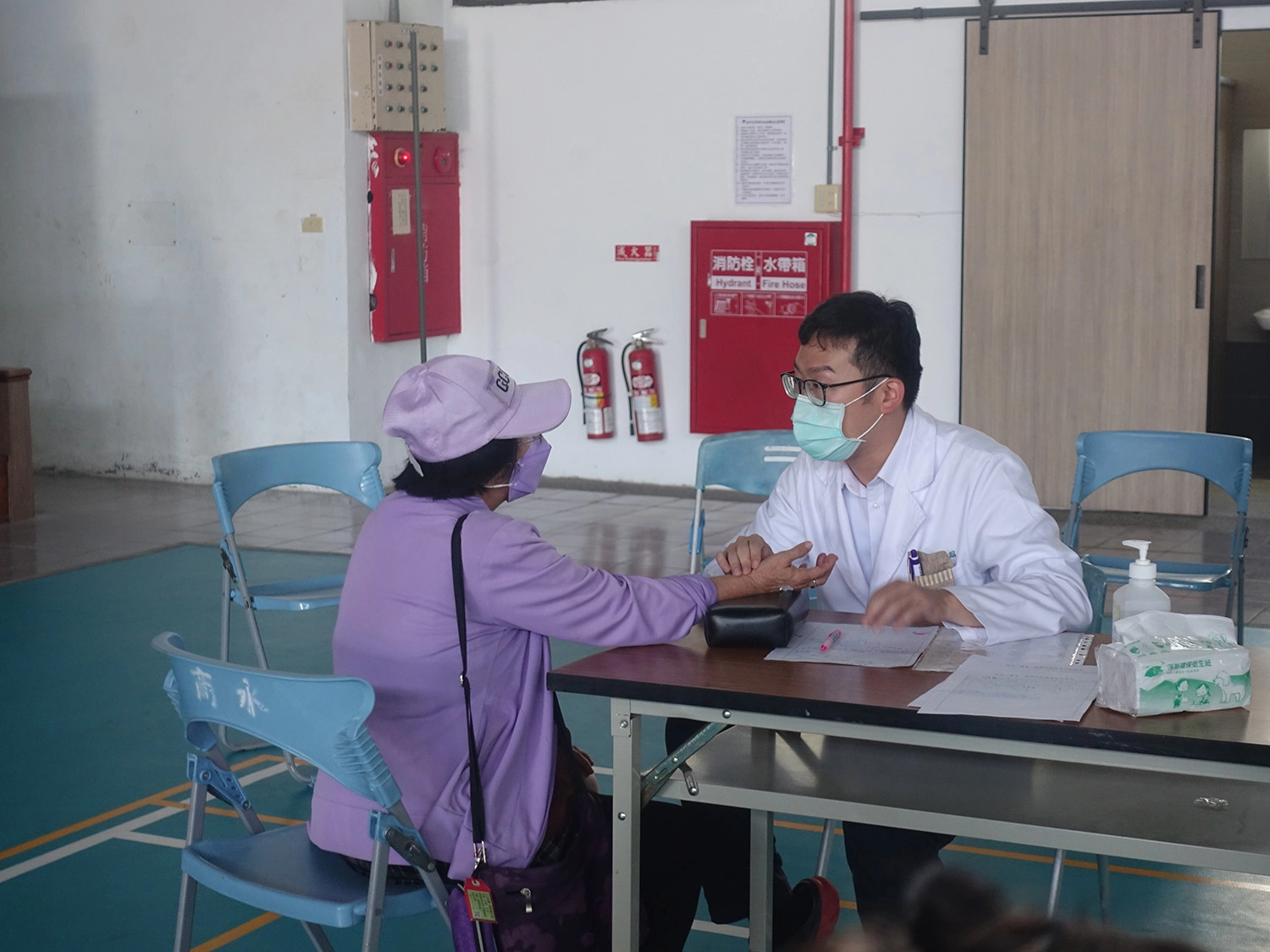 東區慈濟人醫會8月26日在國立成功商業水產職業學校舉辦義診活動，圖為中醫科。(圖為慈濟基金會提供)