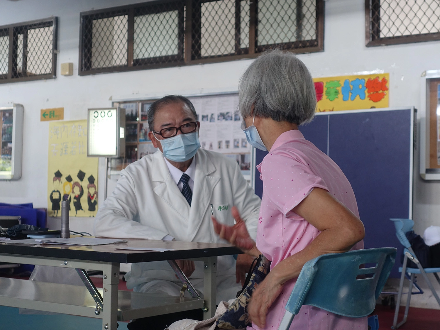 東區慈濟人醫會8月26日在臺東縣成功鎮舉辦義診活動，許文林醫師(左)與民眾互動。(圖為慈濟基金會提供)