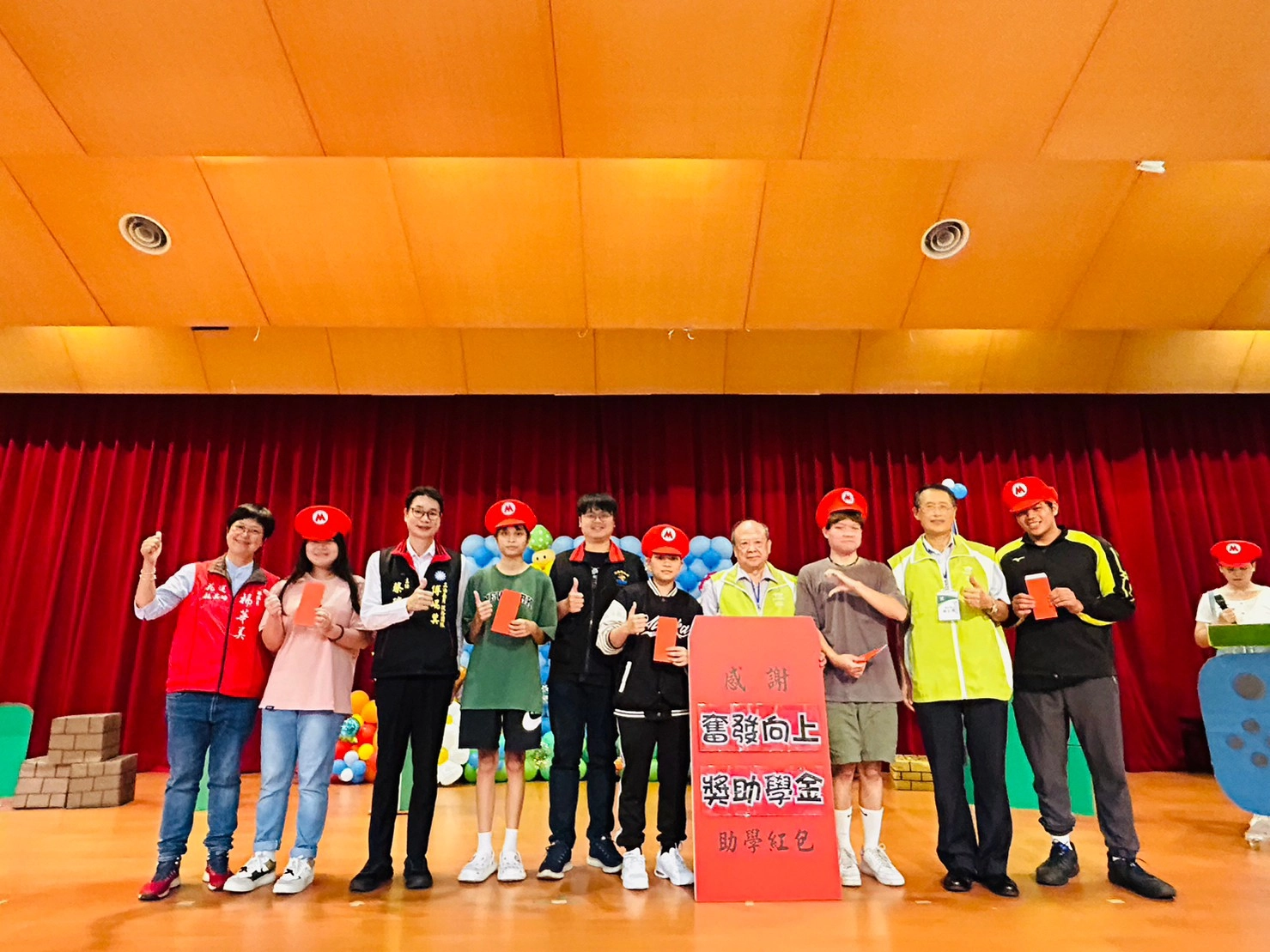 花蓮家扶委員會輔導主委蕭雄彰、更生日報社長謝立德，以及楊華美議員、傅崐萁立委服務處主任蔡瑞璋位孩子頒贈助學紅包，送上祝福