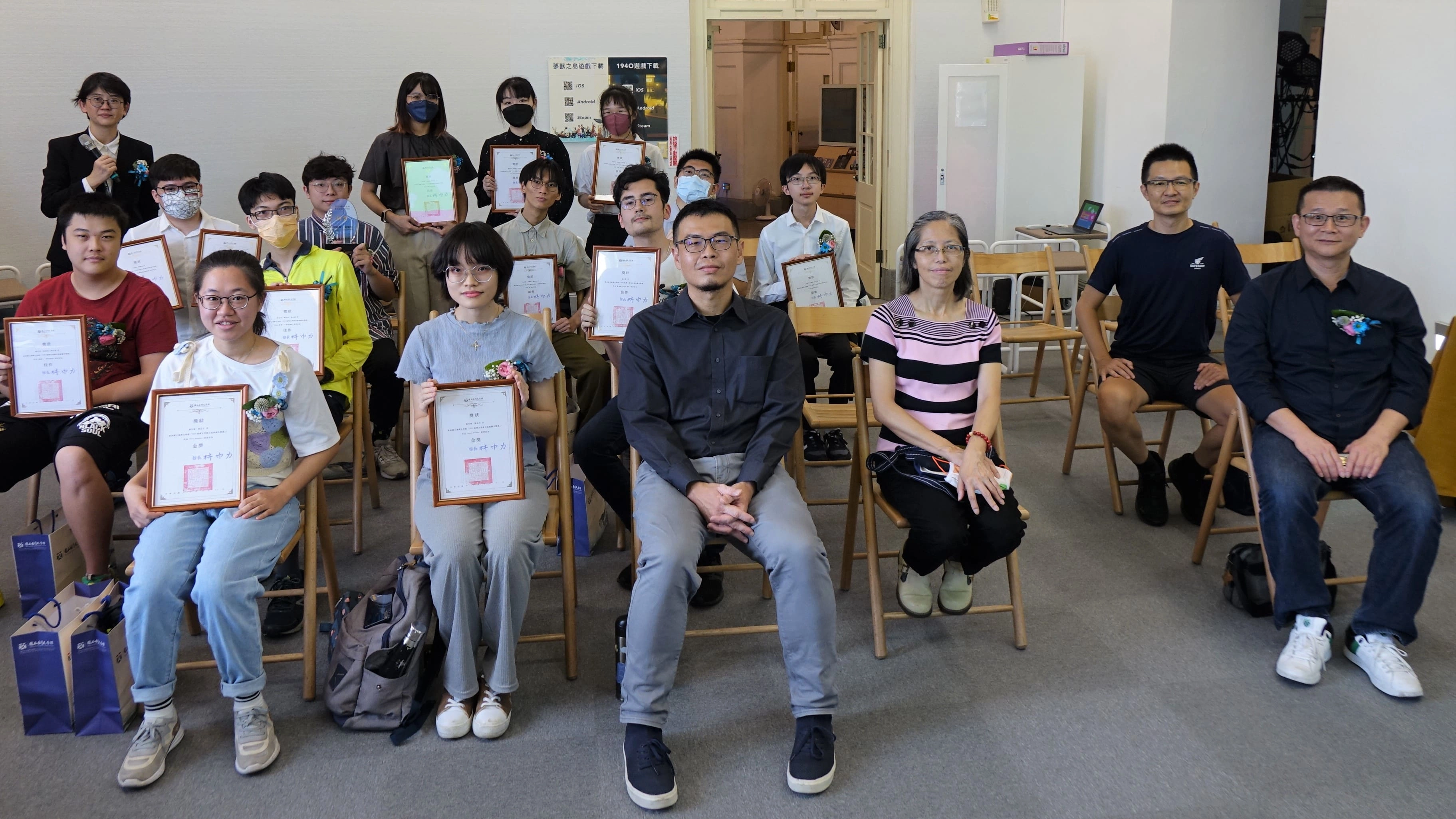 臺文館副館長蕭淑貞（前排右2）、評審委員代表蔡明原（前排右3）