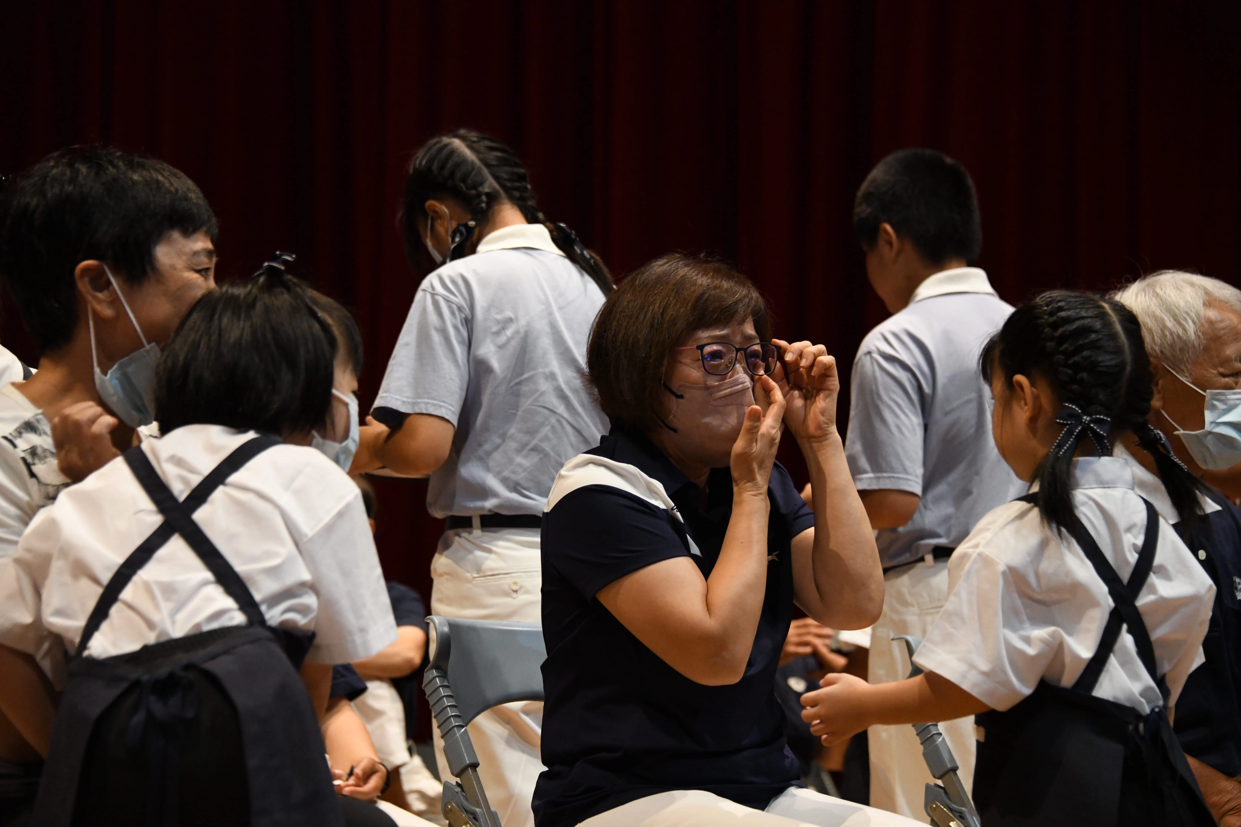 宜蘭慈濟8月27日舉行「七月吉祥月感恩祈福音樂會」，活動安排孝親奉茶溫馨感人。(圖為慈濟基金會提供)