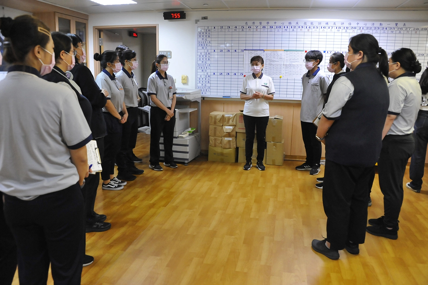 花蓮慈院27日舉行長照服務OSCE情境模擬演練工作坊，謝美玲老師（中）向所有工作人員達成共識。