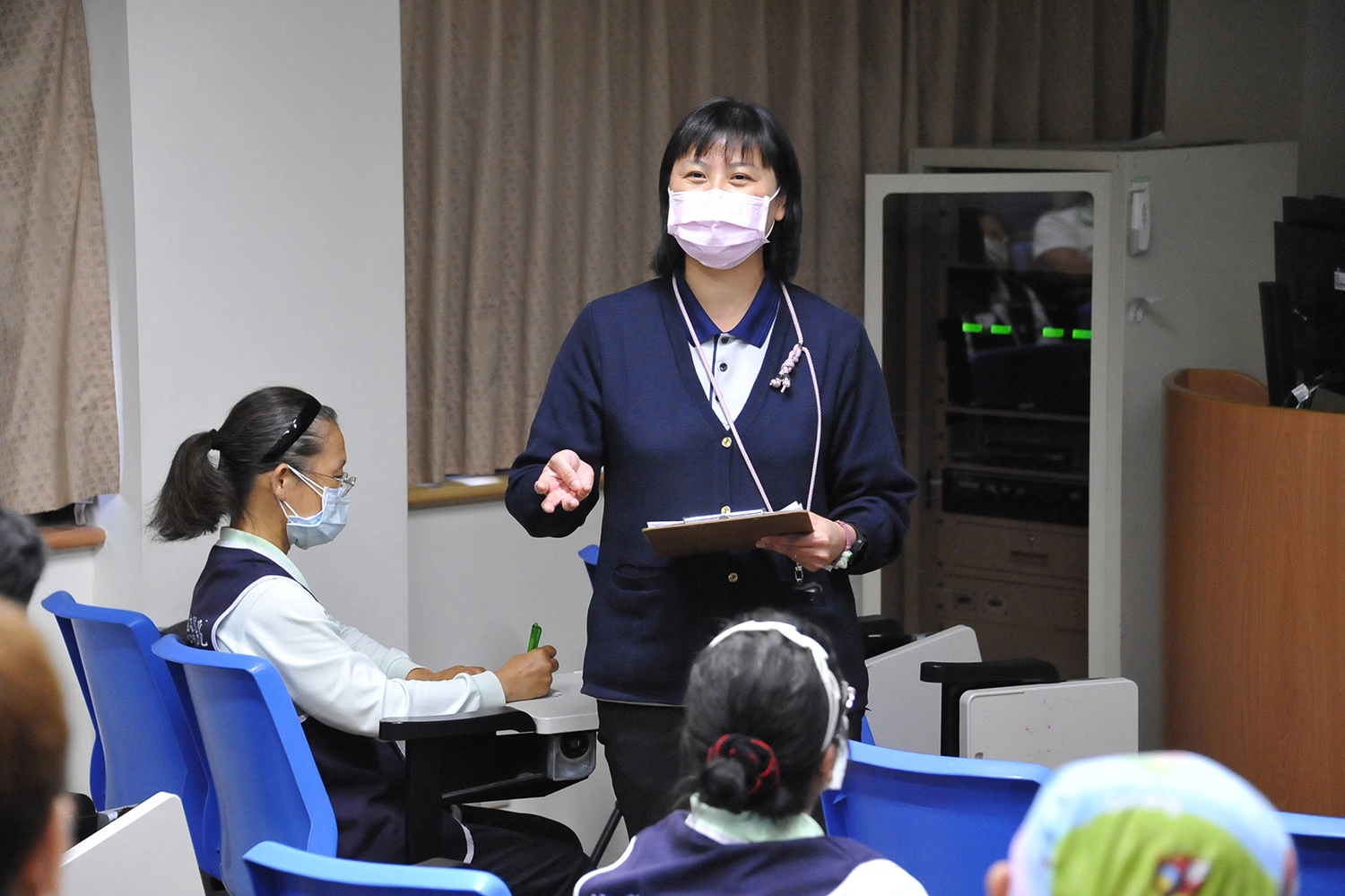 引導師吳麗月護理師表示，這次演練題有「跌倒怎麼辦？」，學員進場要先評估輔具、服裝、鞋具是否適切。
