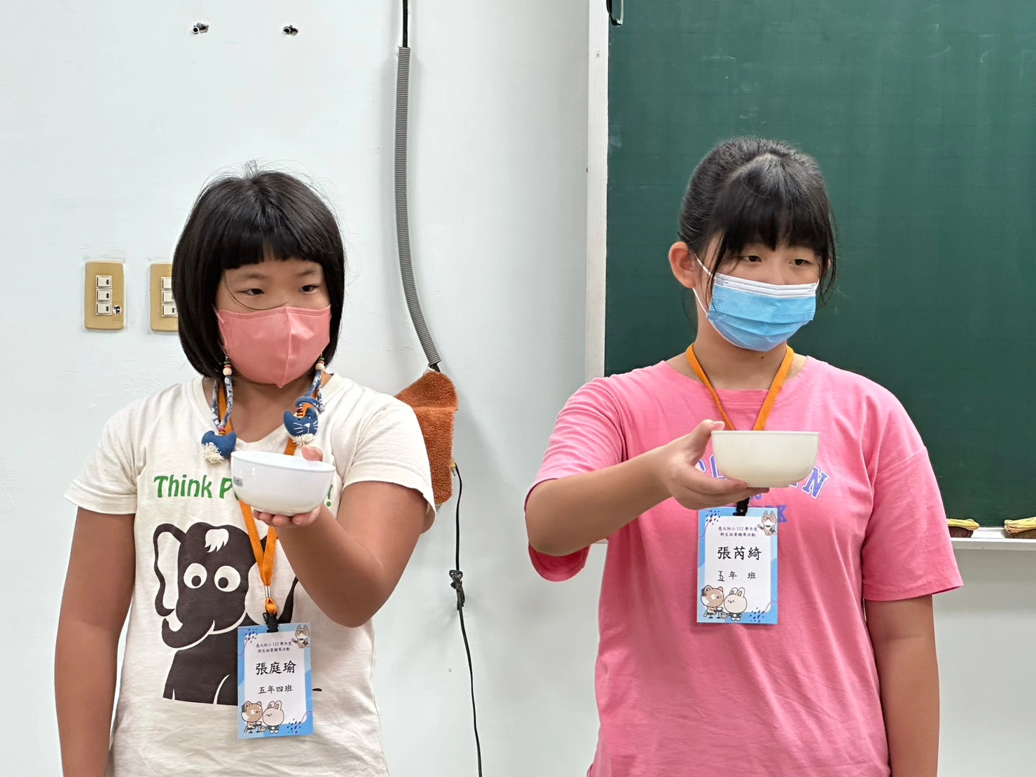 學生用心學習用餐禮儀-龍口含珠、鳳頭飲水。