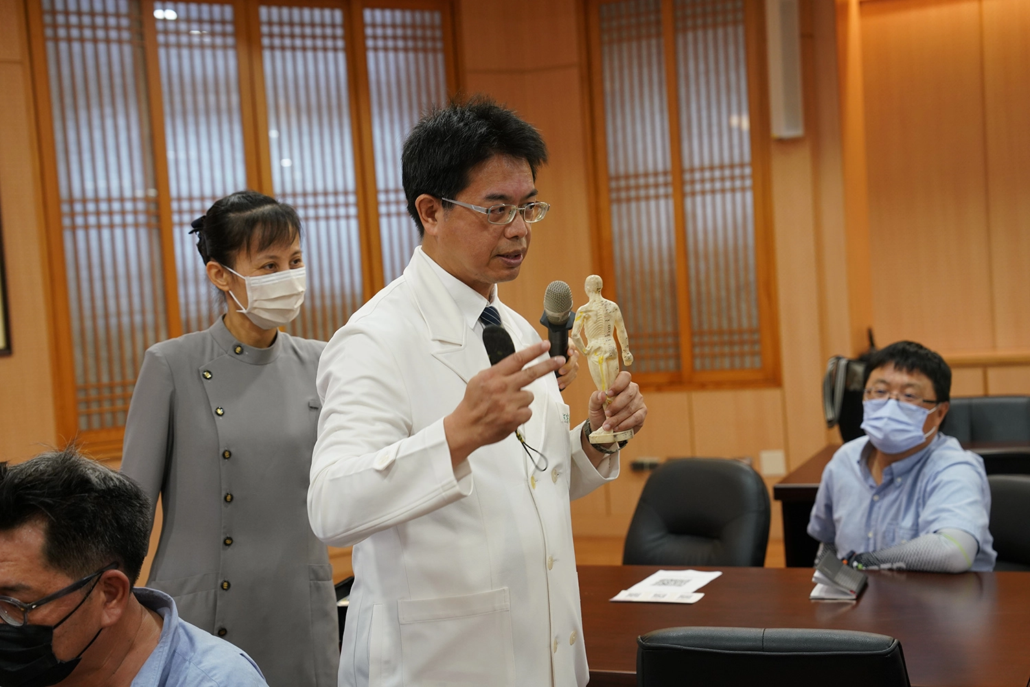 花蓮慈院何宗融副院長，順著經絡示範刮痧技巧。