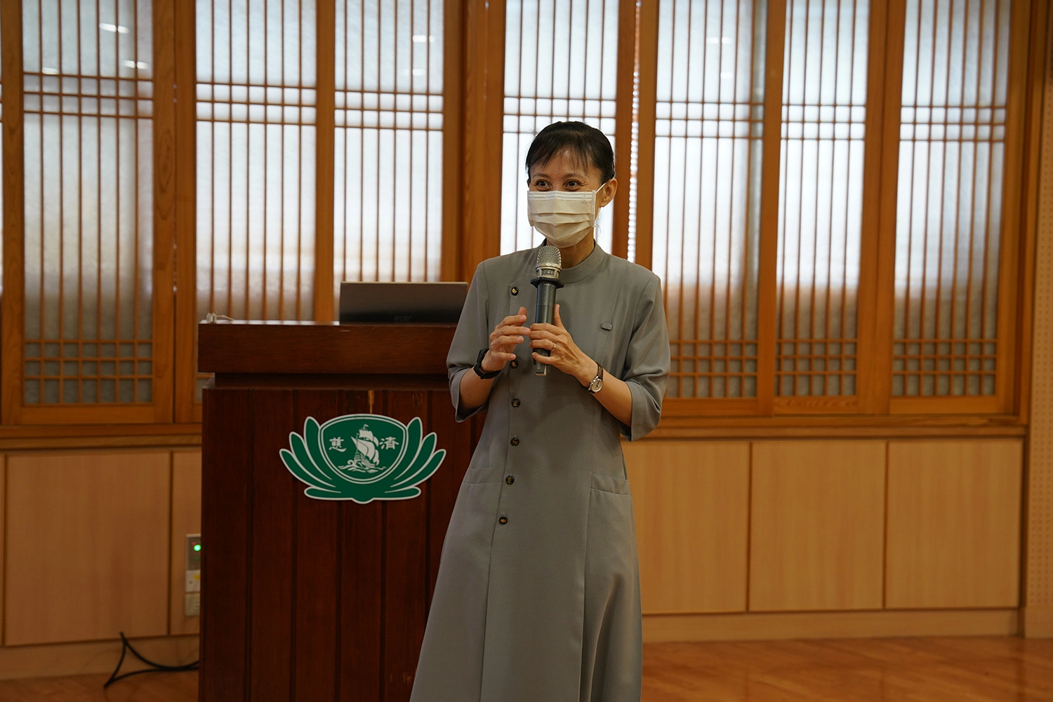 勞動部職業安全衛生署北區職業安全衛生中心與花蓮慈濟醫院職業安全衛生室合辦「營造業職業衛生與戶外作業熱危害預防說明會」，由花蓮慈院人力資源室劉曉諭主任引言介紹雙方合作緣起。