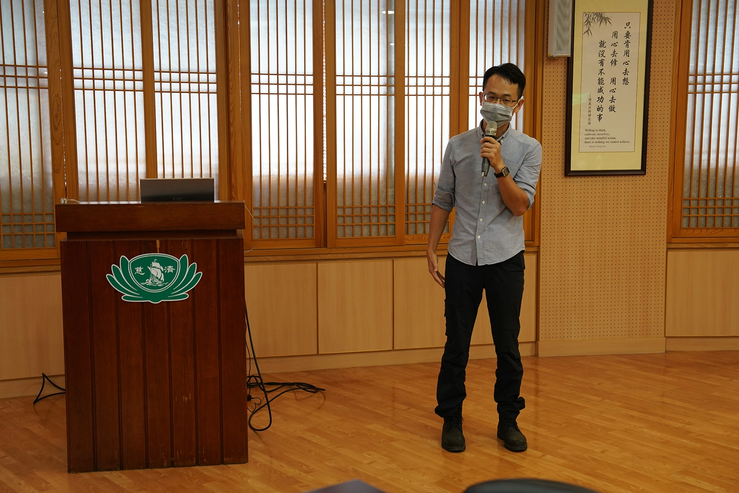 職安衛生署北區職業安全衛生中心技正游淳淼指出，粗工拆除建築的電鑽聲；長時間使用電鑽，震動也可能產生手部職業病，希望強化宣導、提升勞工對於自身防護的意識等。