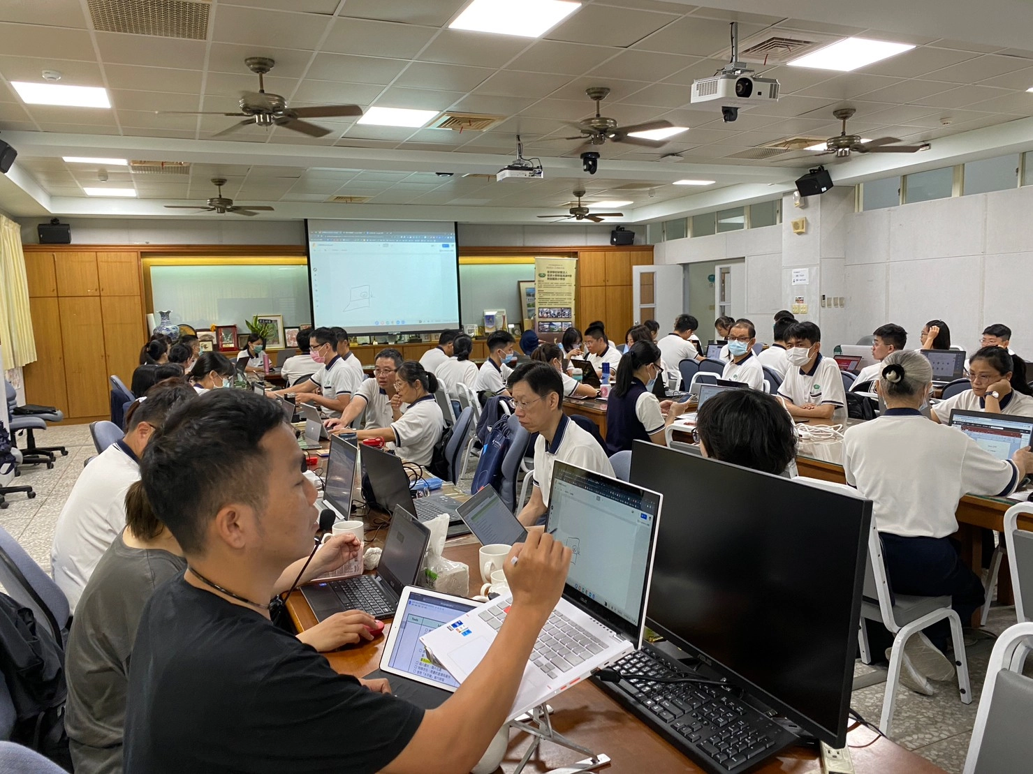 蕭仕原老師透過google工具教學