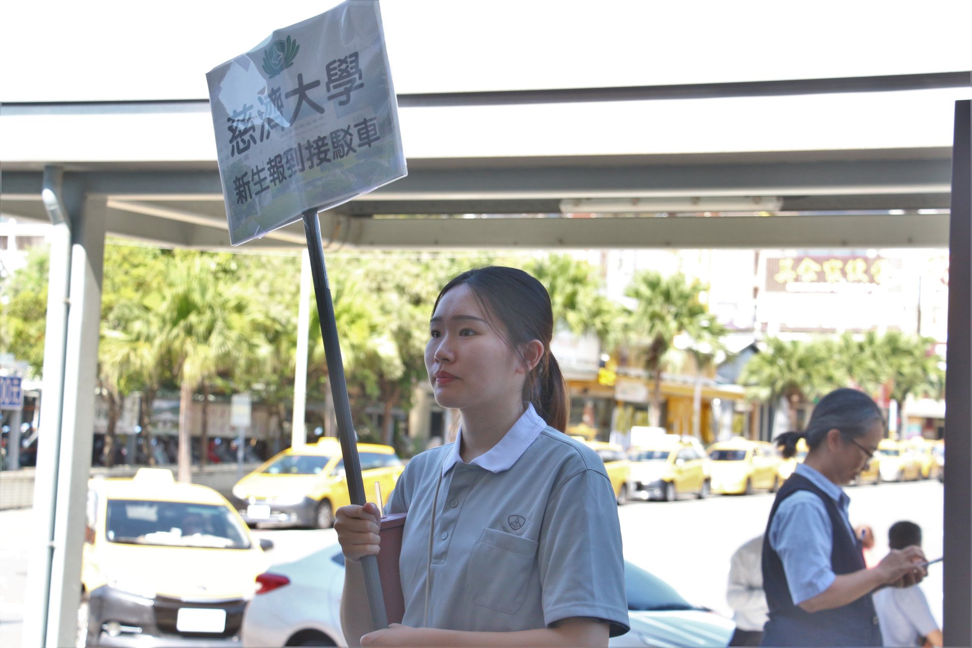 從火車站導覽到宿舍報到,如何讓動線順利,準備推車讓搬進寢室方便,甚至連整理後的回收也都為大家想好了。
