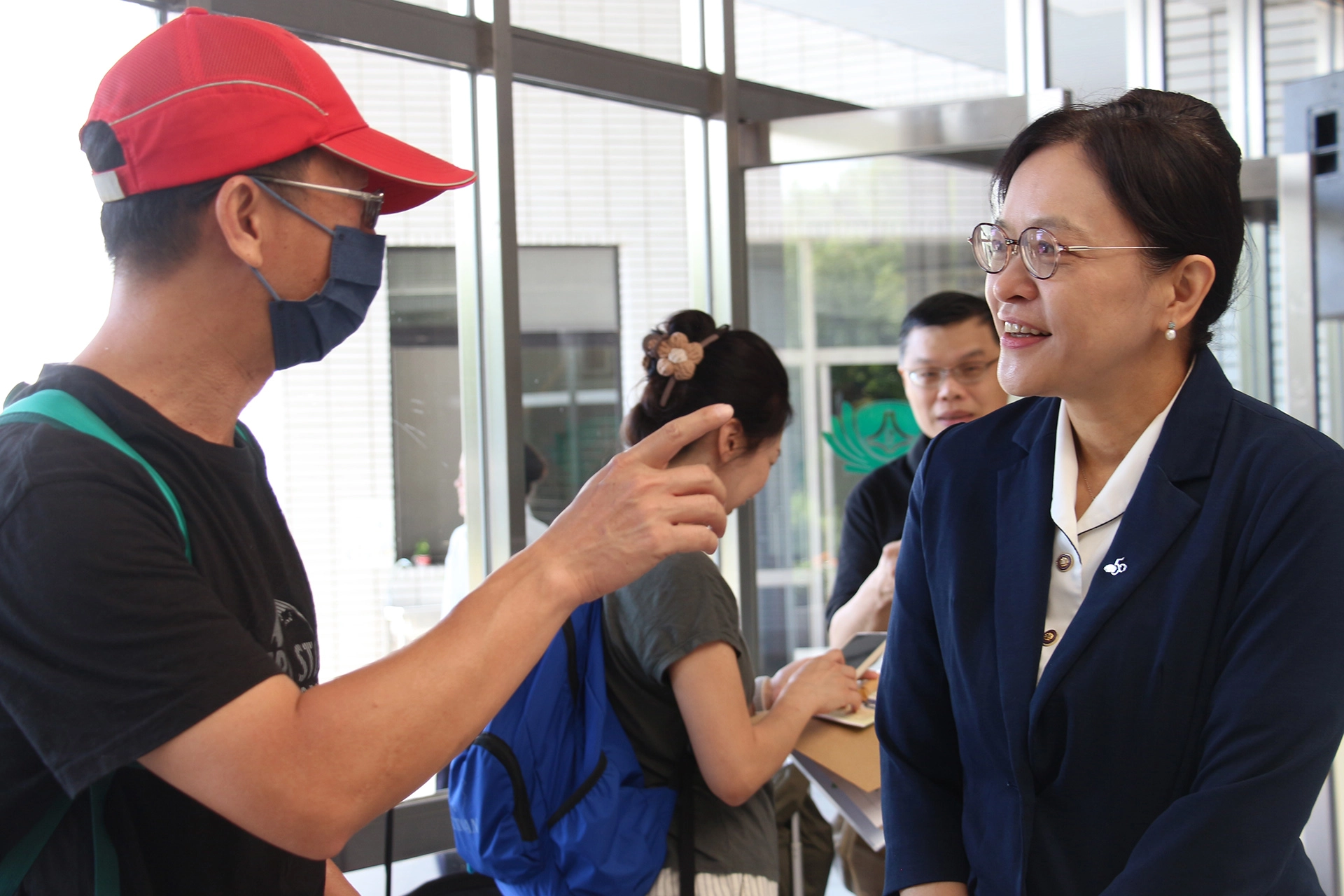 劉怡均校長關心報到情形，詢問一同前來的家長，了解一路到慈大是否順利