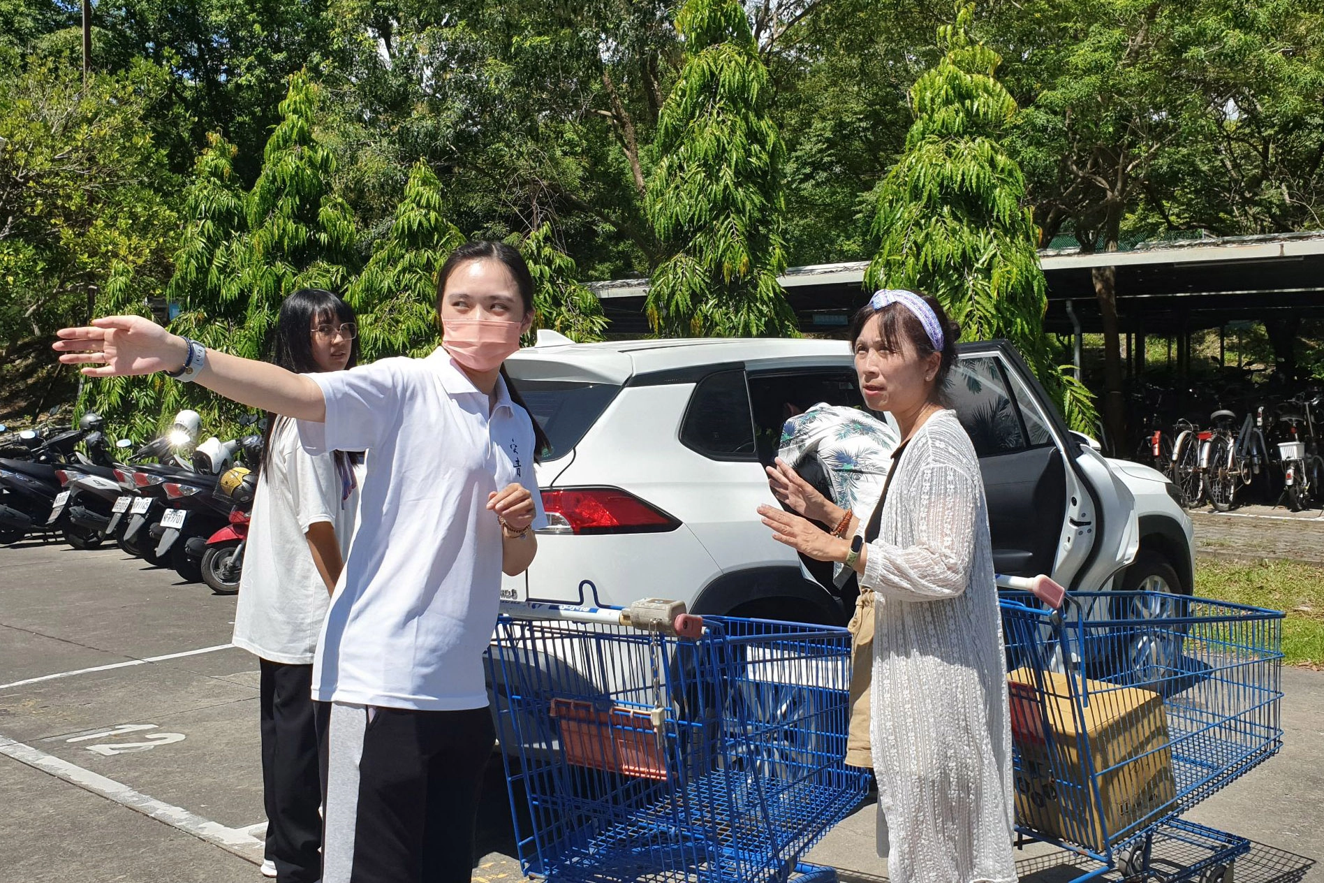 大太陽底下，宿舍區車子一停下，崇青社的同學們馬上上前詢問：「需要幫忙搬行李嗎？一個推車夠嗎？」