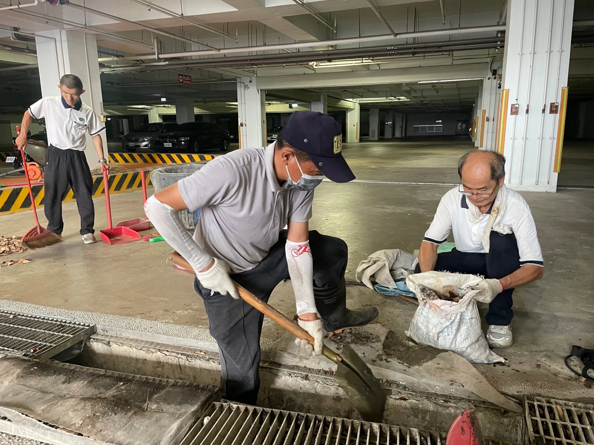 總務處同仁協助水溝清淤落實防颱準備也達到登革熱防治。