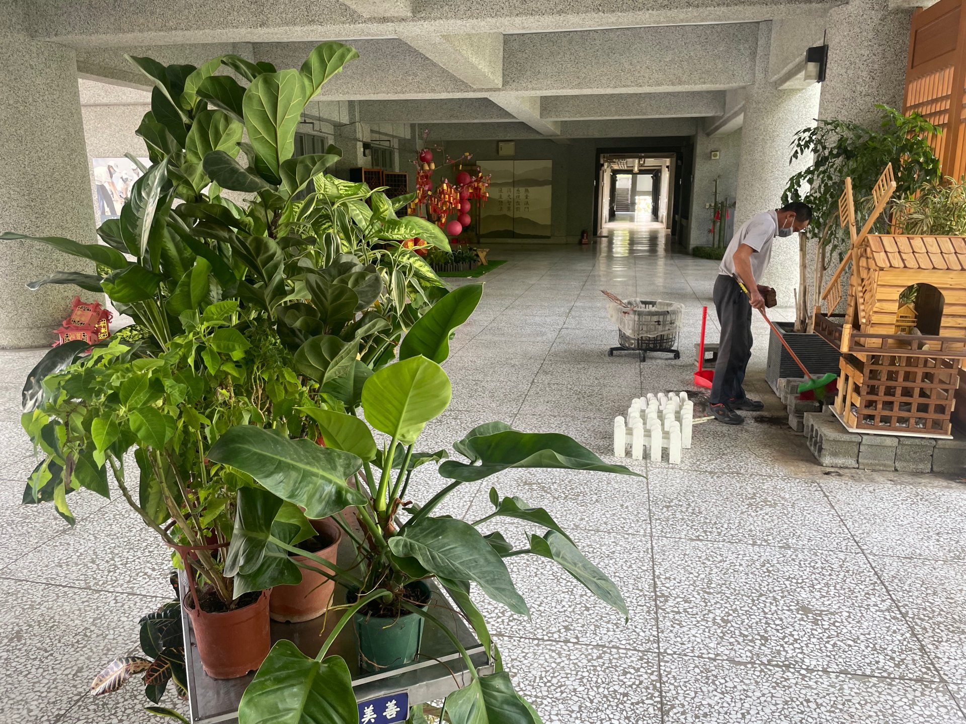 蘇拉颱風來勢洶洶，校園植栽布置與告示牌等易掉落先固定與集中放置。