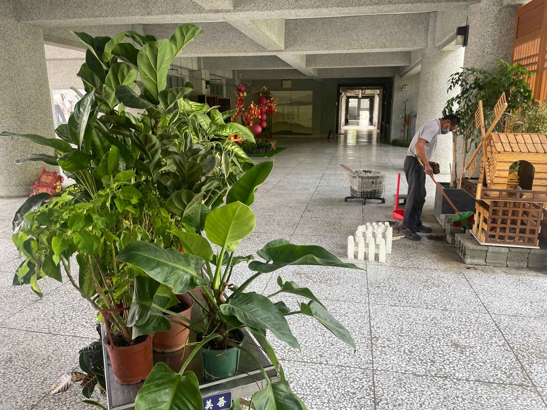 蘇拉颱風來勢洶洶，校園植栽布置與告示牌等易掉落先固定與集中放置。