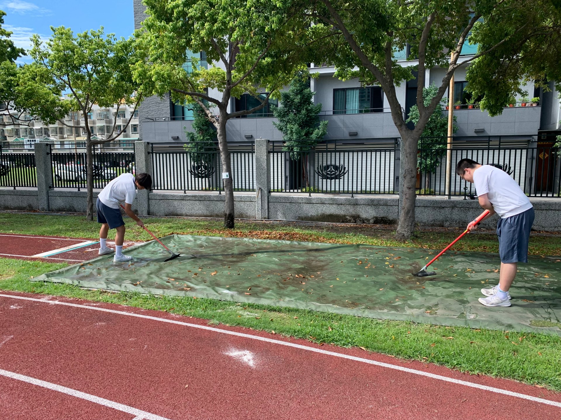 同學展現細心與耐心，為校園環境盡一份力。
