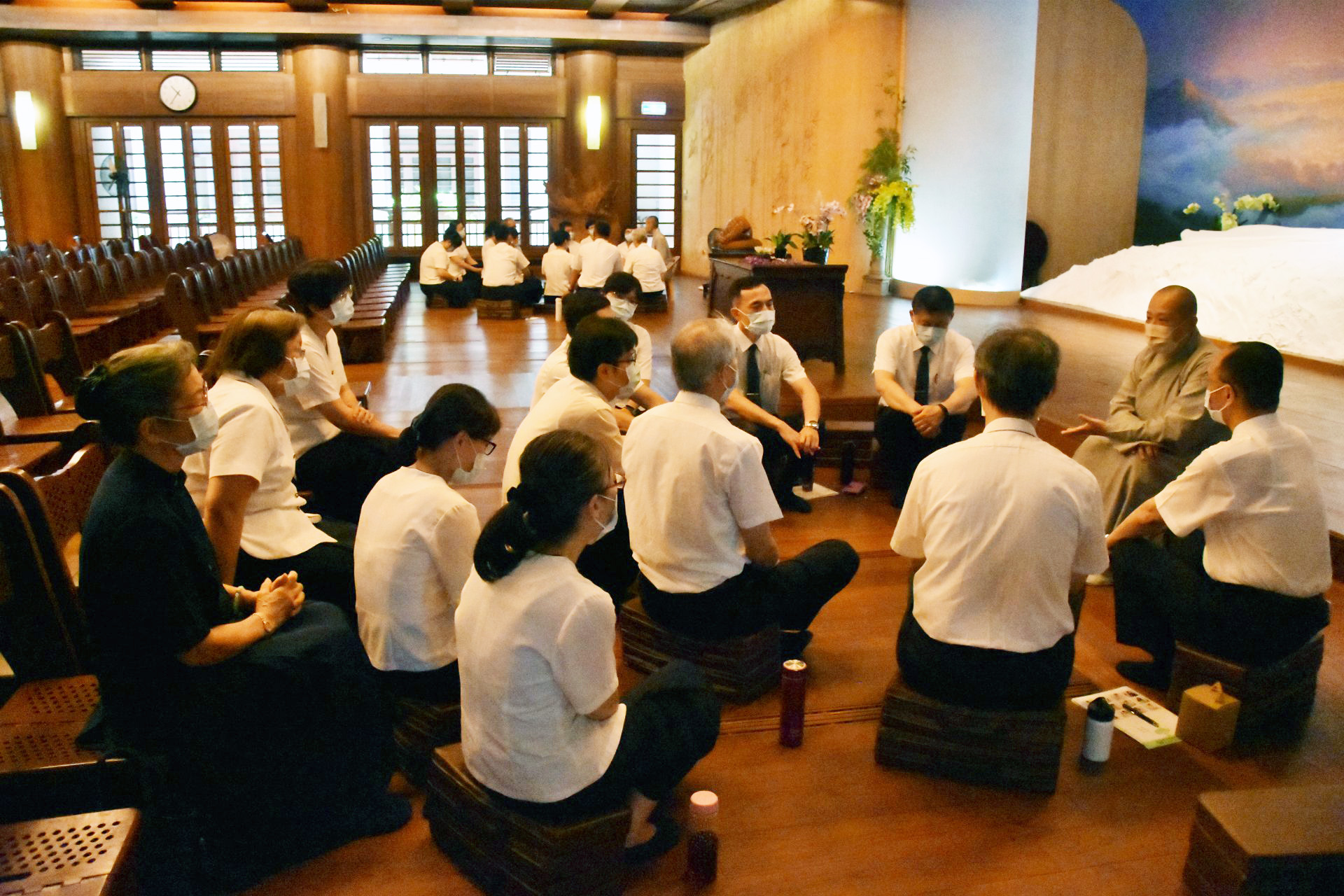 法髓相傳」精舍常住師父與教職員交流。