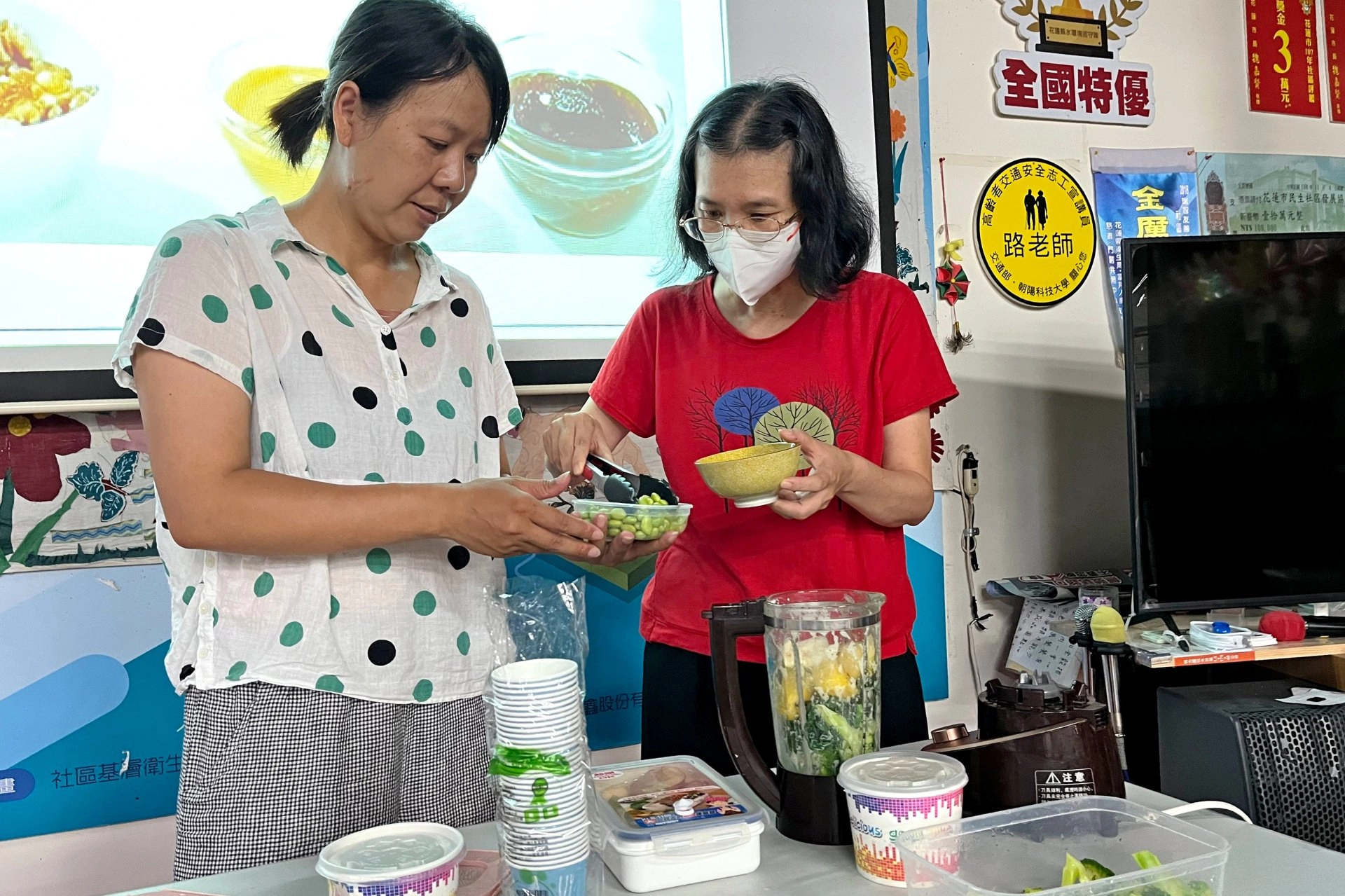 營養師教導如何製作綠拿鐵。