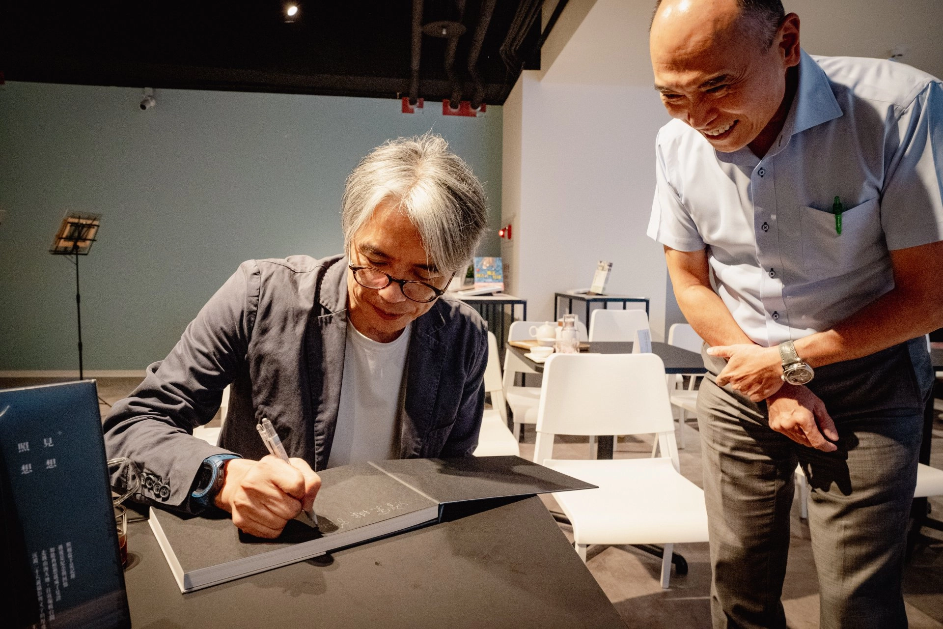 王志宏總編輯為讀書簽名《照見想想》
