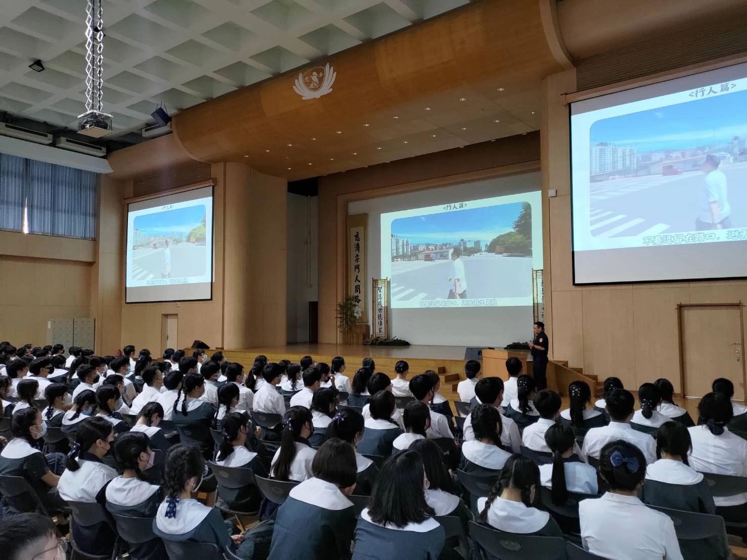 第四分局員警進行友善校園宣導，以實際案例加強同學危機意識。