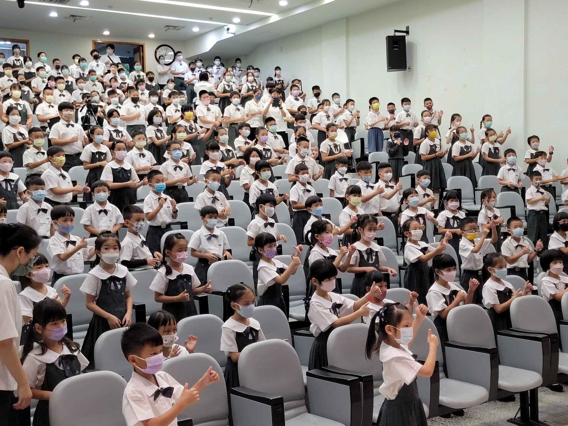 開學典禮小學部全體師生以「快樂的朋友」帶動唱,歡迎所有小朋友