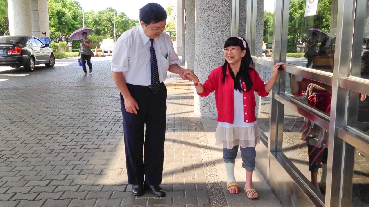 住居廈門的陳團治總稱呼陳英和院長為「陳爸爸」，她感謝陳爸爸為她治療，讓她翻轉人生，如今也結婚生子。