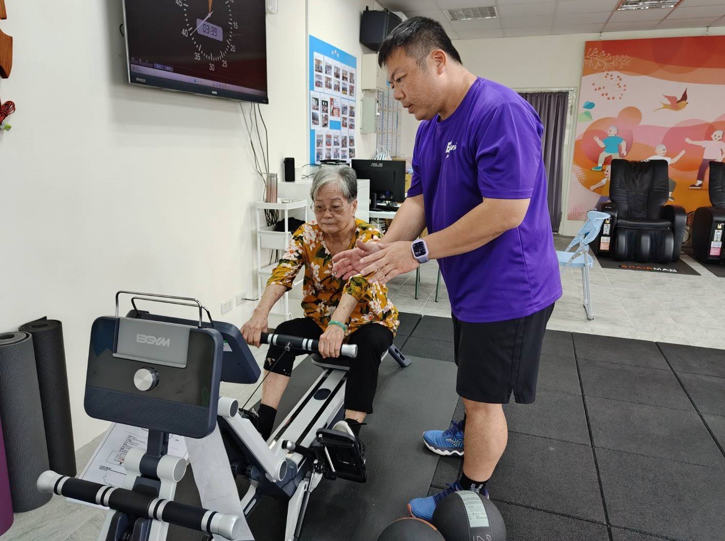 80歲曾阿嬤，即使髖關節曾動過手術，不太能做外展動作，但依舊認真鍛鍊。