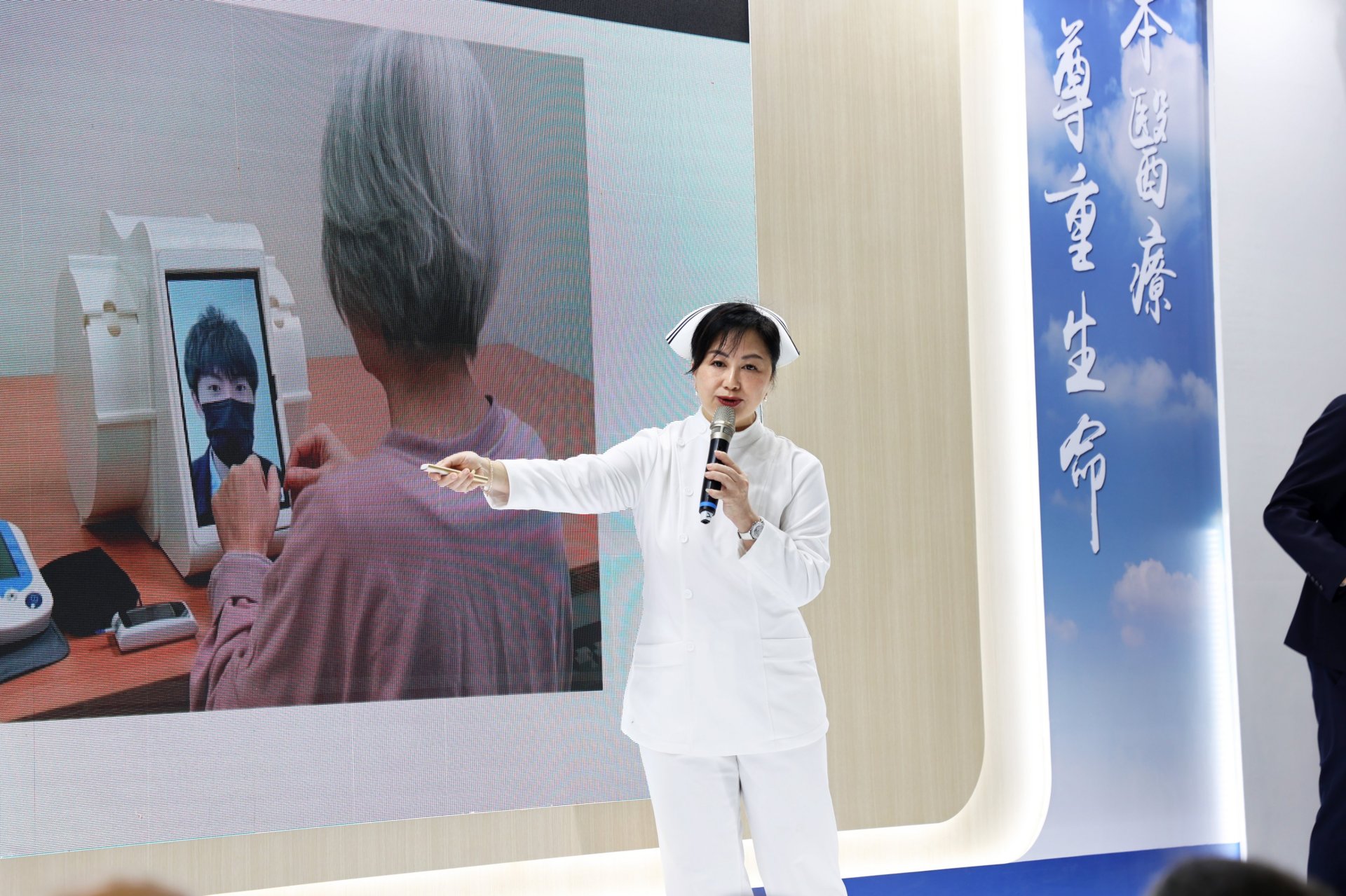 護理部主任鍾惠君說,護理師在照護病人時發現許多長者不能正確用藥,所以提升他們的照護品質及準確用藥,是刻不容緩的問題。