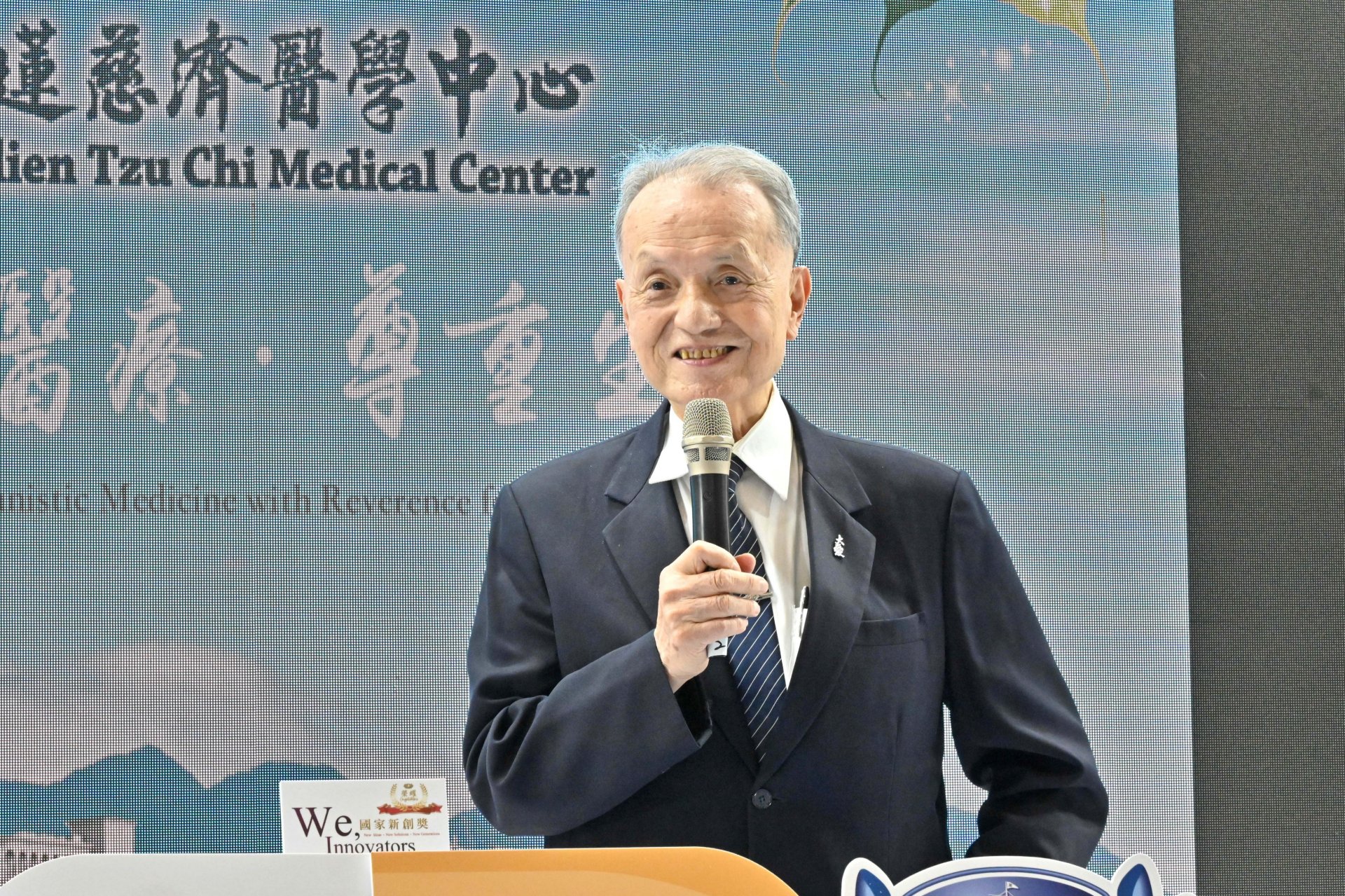 慈濟醫療法人執行長林俊龍表示,智慧藥箱的誕生,不僅有遠距就醫、提醒病人用藥等功能,且藥物還是由專業藥師所調配,這些都能幫助偏遠地區的病人與家庭。