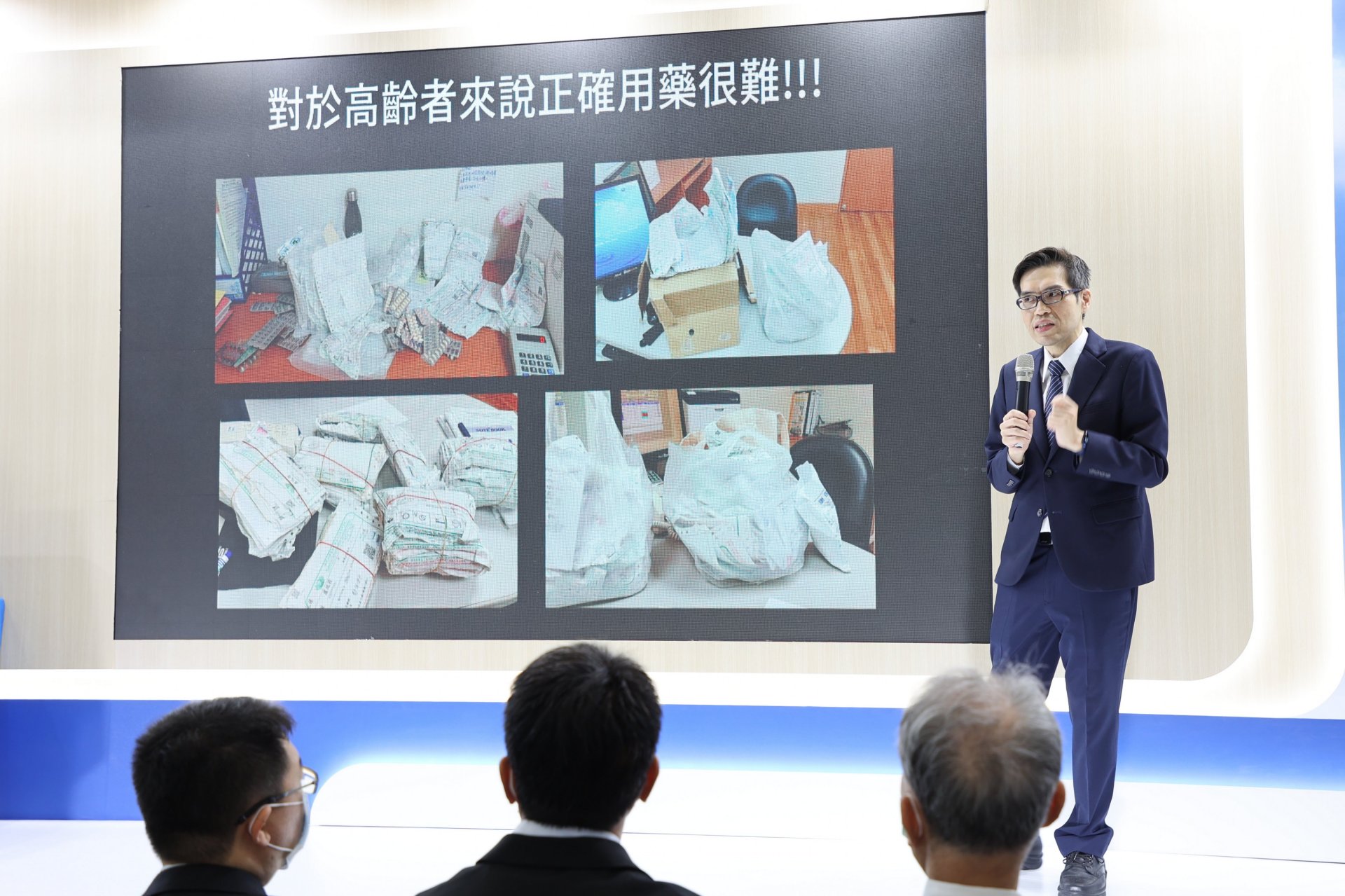 癌症研究中心主任許仁駿表示,智慧藥箱可依使用者所需藥物數量與服用頻率進行調整,其中,藥包方式將藥物單獨密封包裝,避免交叉汙染與受潮。