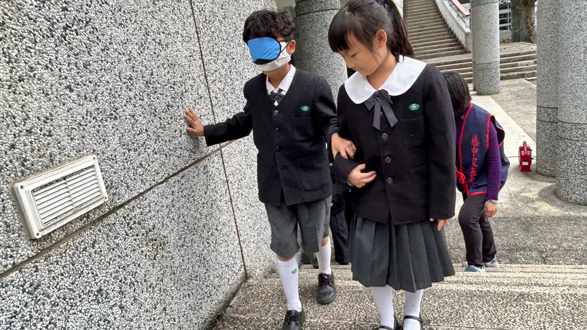二年級孩子在難行能行一站中，體驗視障者上下樓梯的辛苦