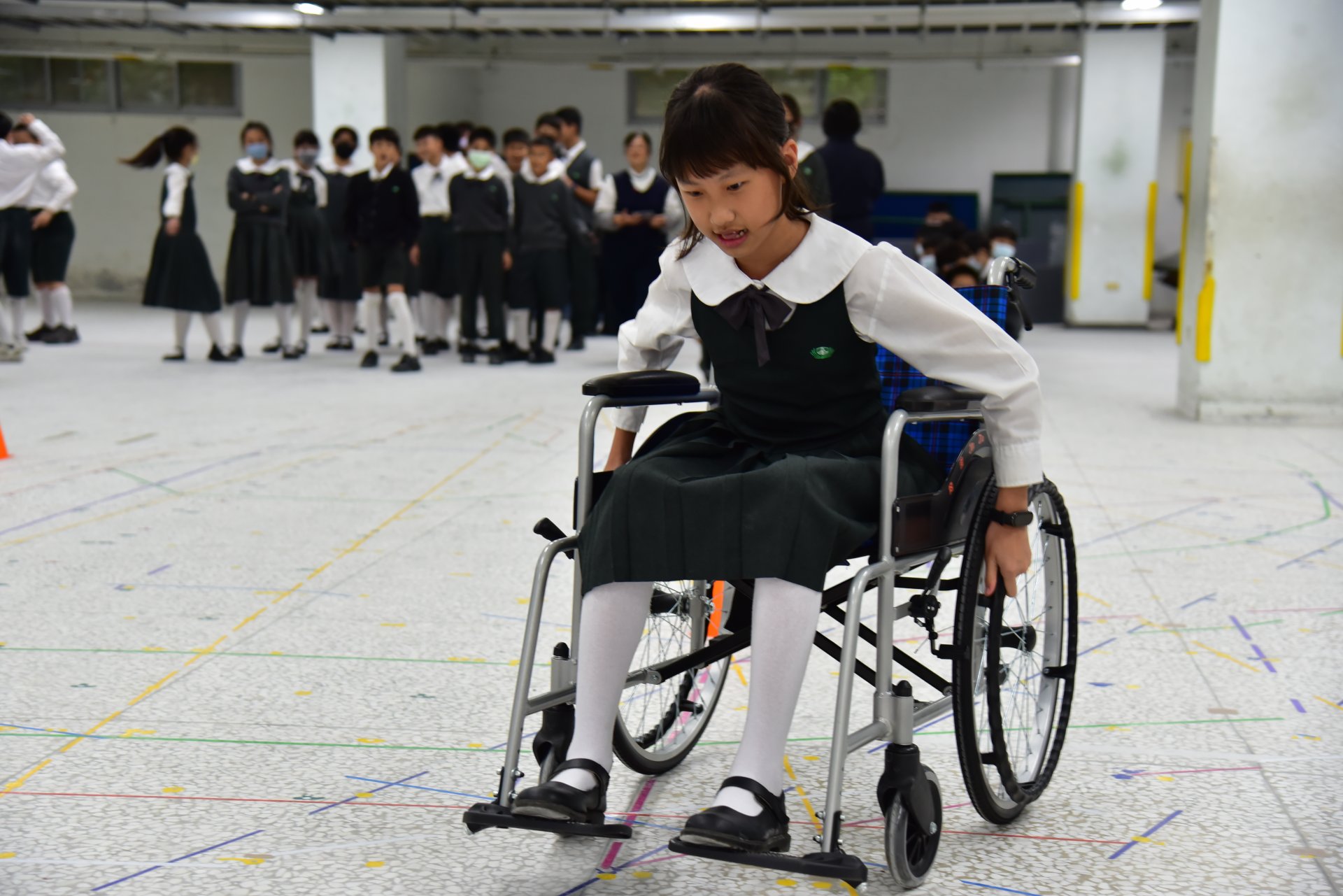 六年級陸上行舟體驗肢體障礙者行動不便的辛苦。