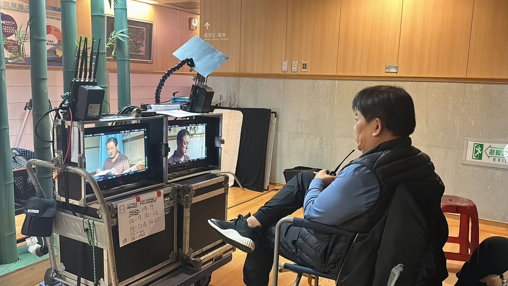 陳慕義拍攝《你好,我是誰2》,導演馮凱(左)
